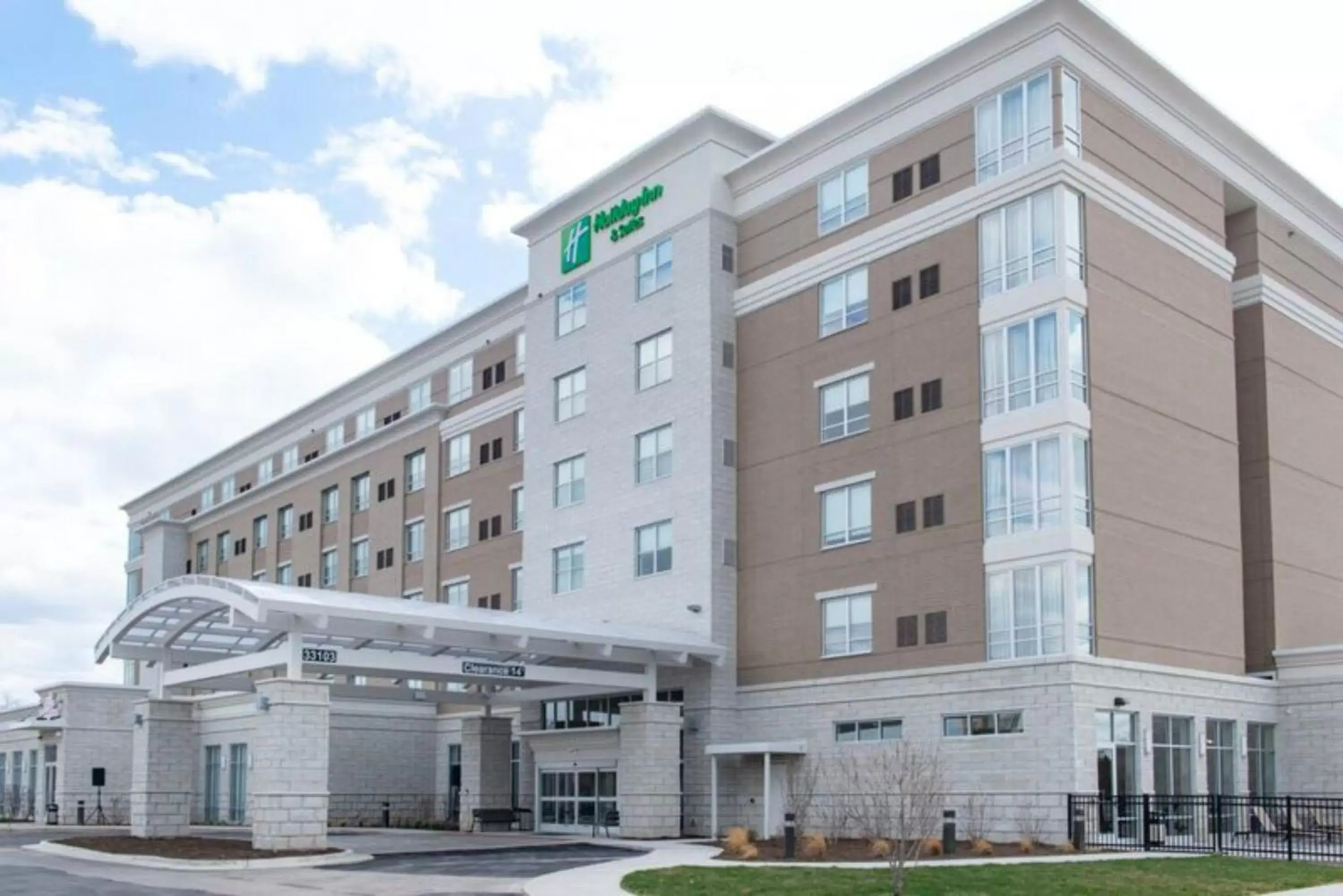 Property Building in Holiday Inn & Suites - Farmington Hills - Detroit NW, an IHG Hotel