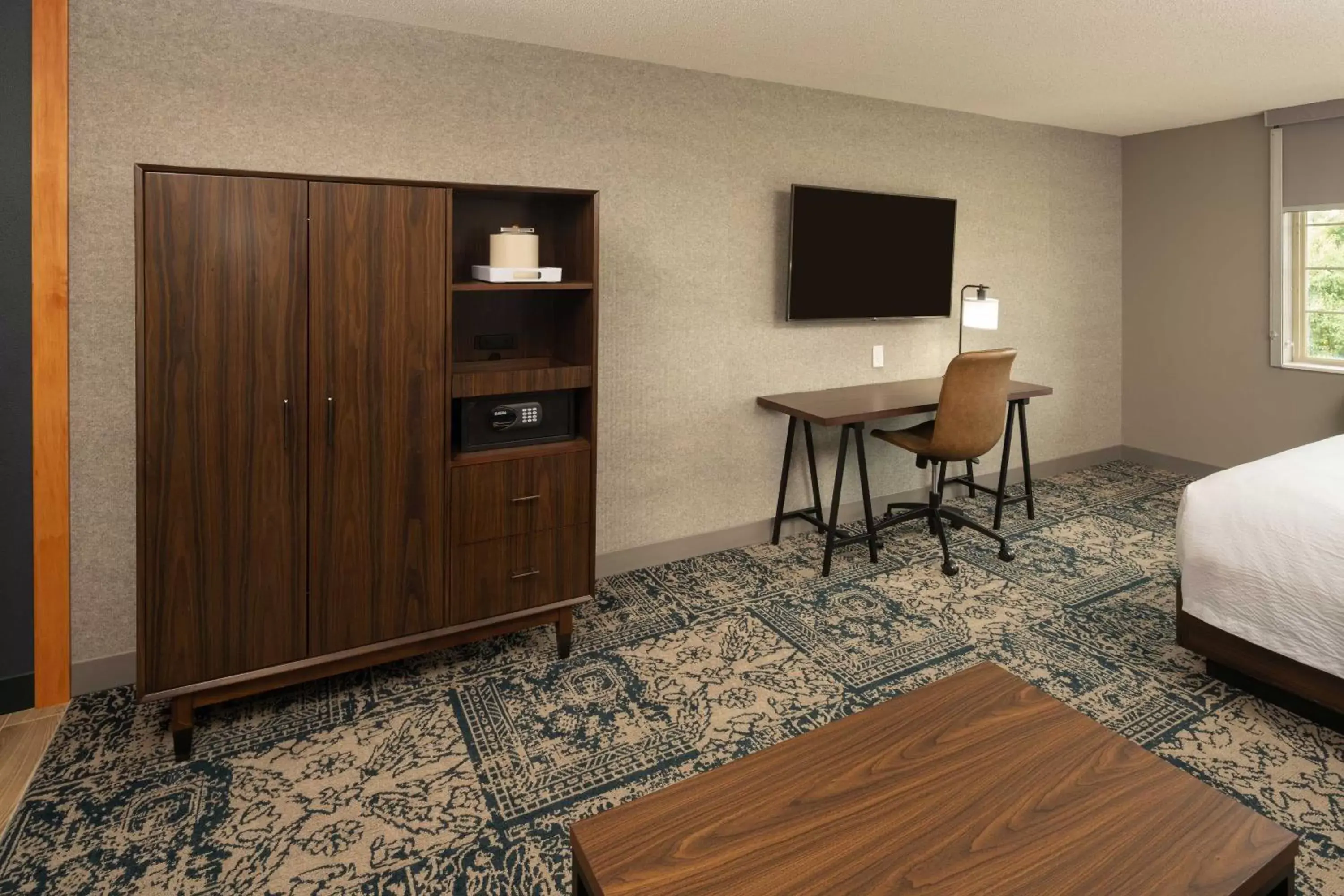 Photo of the whole room, TV/Entertainment Center in Four Points by Sheraton Chicago Schaumburg
