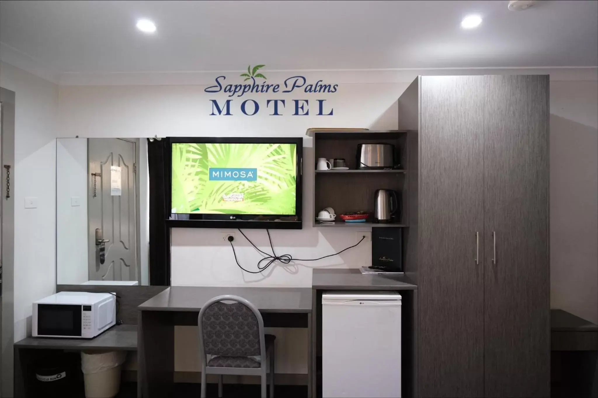 TV and multimedia in Sapphire Palms Motel