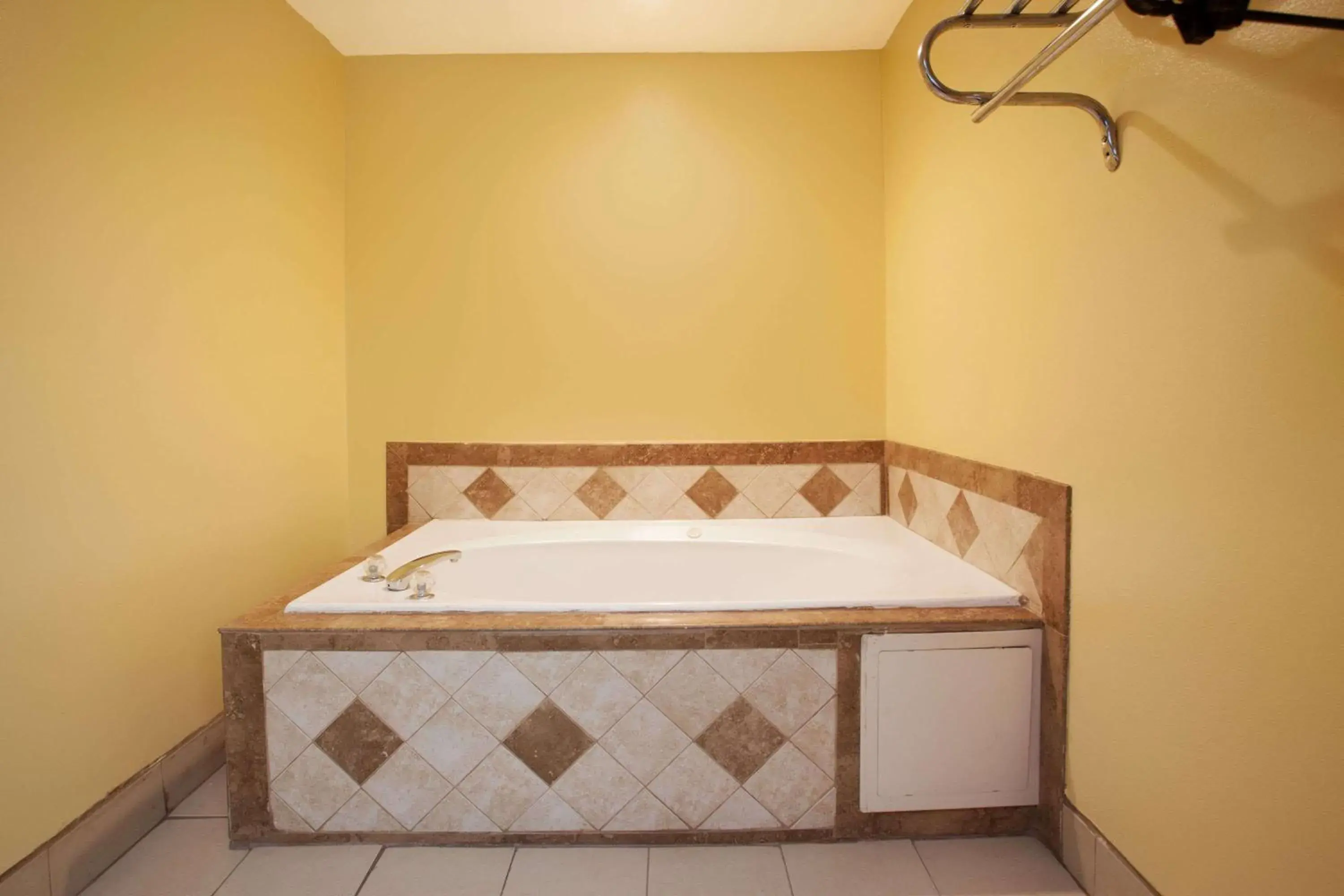 Photo of the whole room, Bathroom in Days Inn by Wyndham Covington