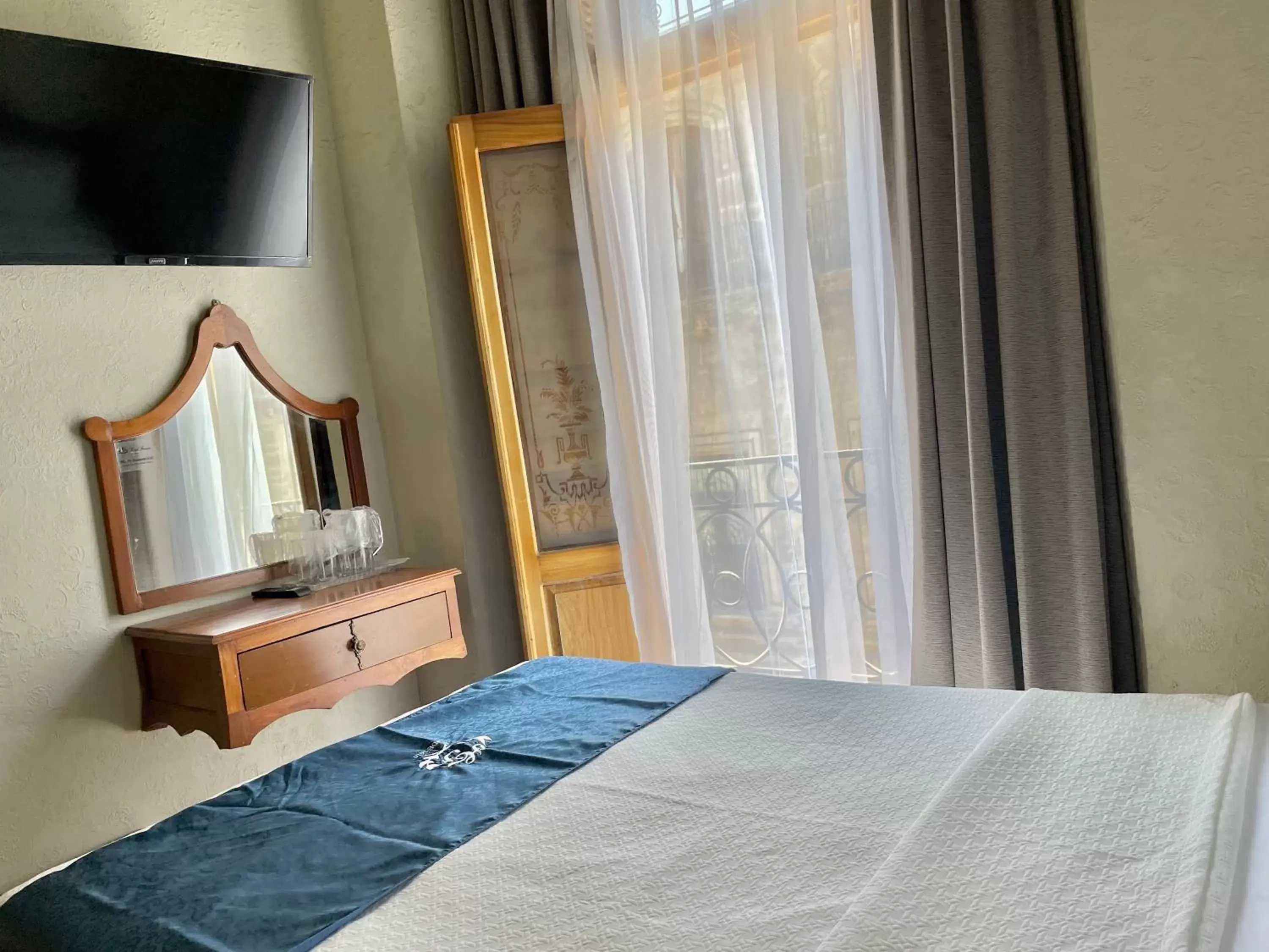 Standard Double Room in Hotel Frances Standard Double Room in Hotel Frances