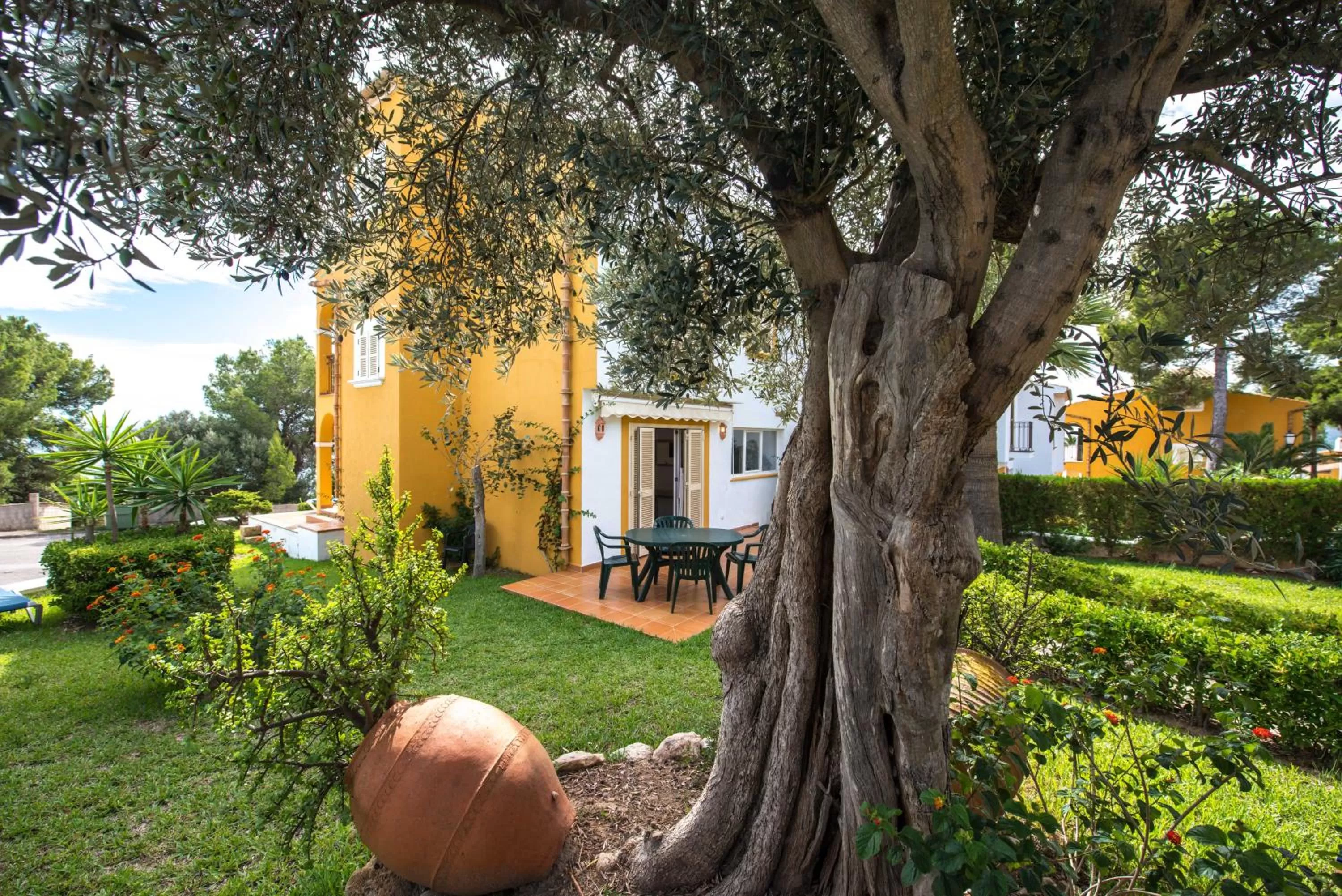 Patio in Aparthotel Ona Aucanada