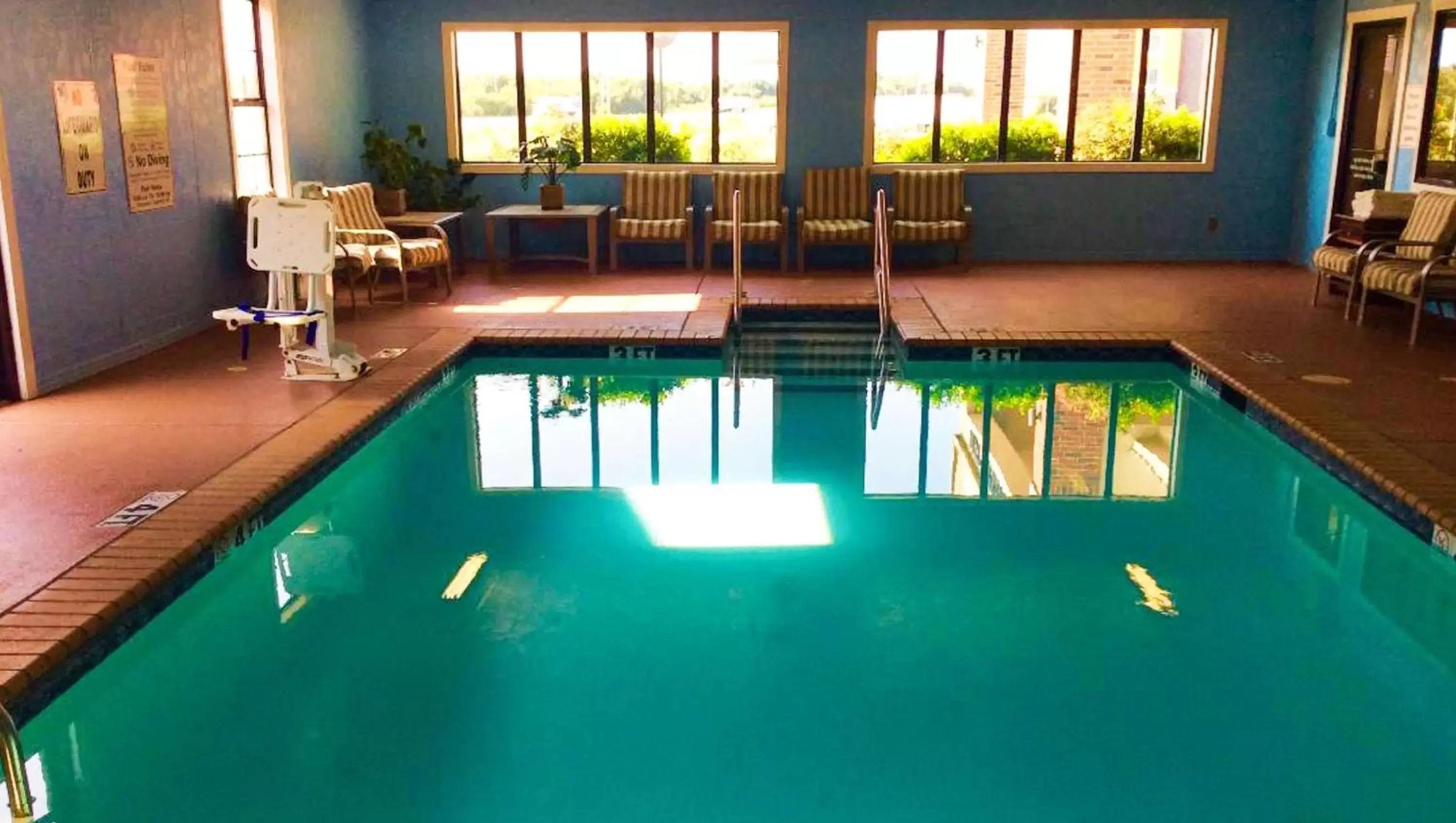 Swimming pool in Best Express Inn & Suites Calera