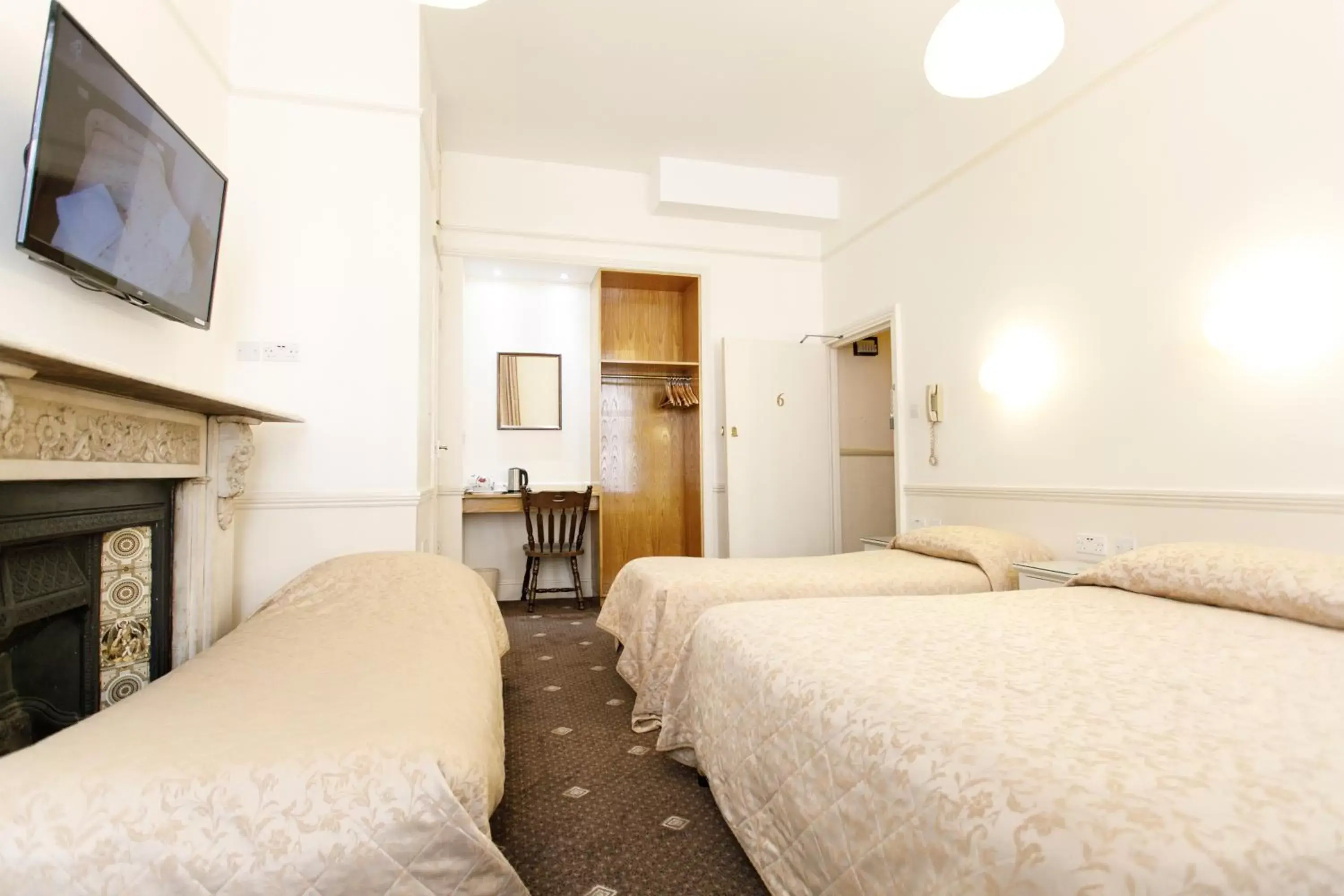Quadruple Room with Bathroom in Jesmond Hotel