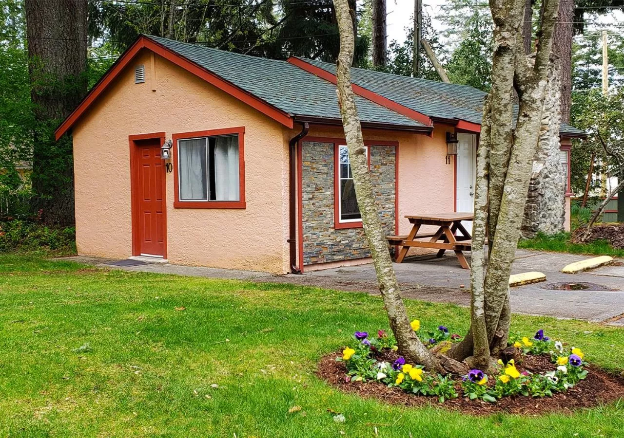 Facade/entrance, Property Building in Malahat Bungalows Motel