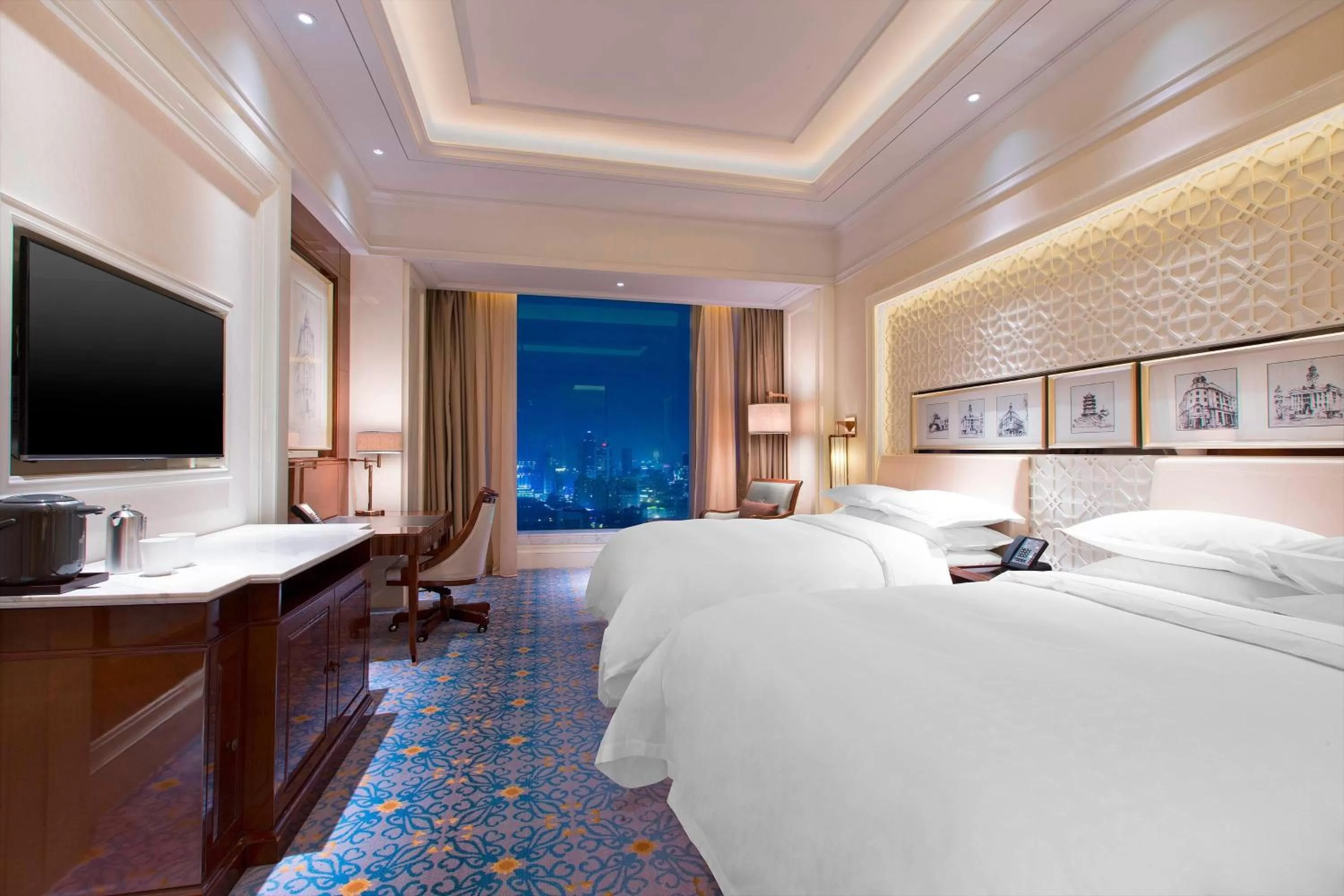 Photo of the whole room, Bed in Sheraton Grand Wuhan Hankou Hotel