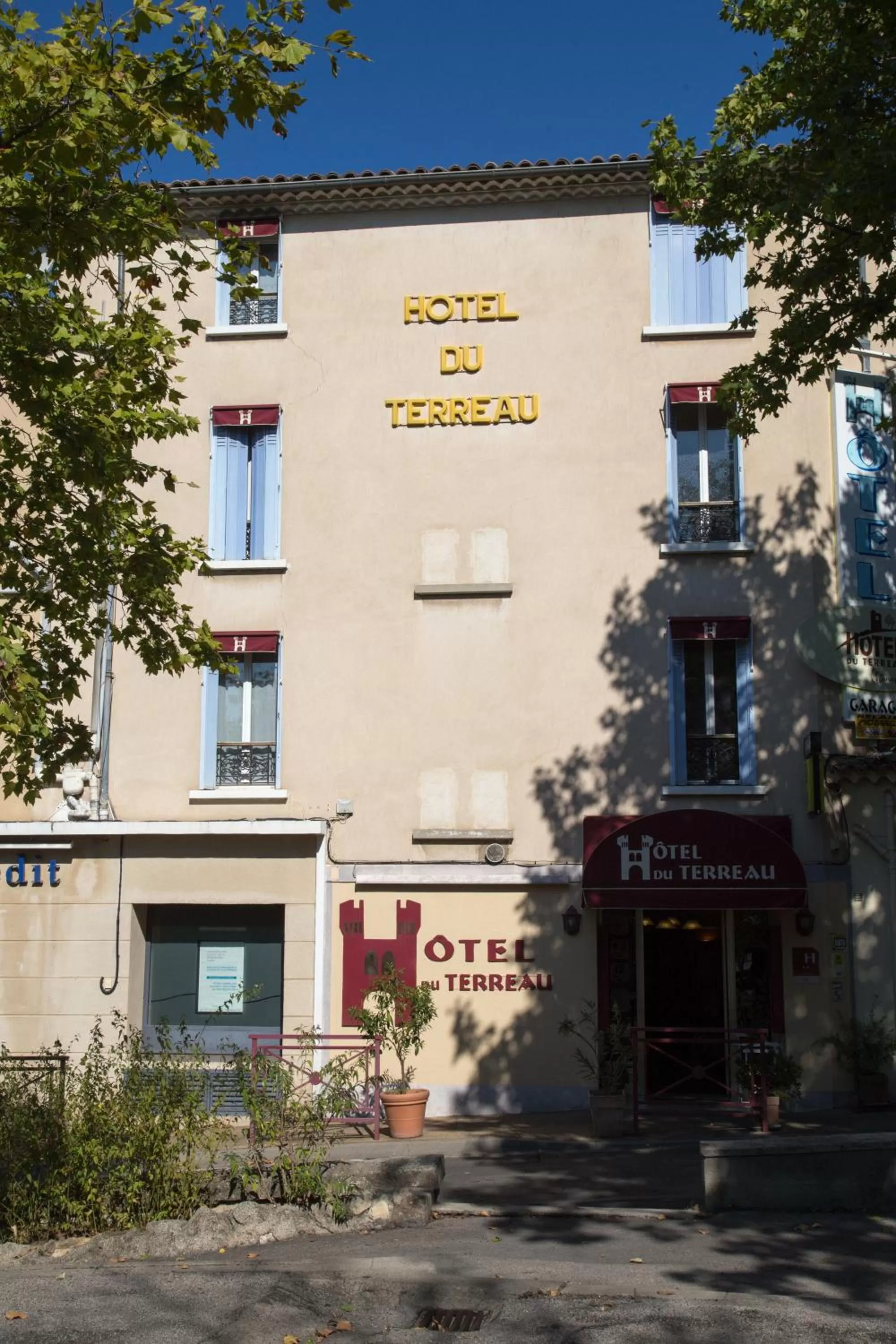 Facade/entrance in Logis hôtel du terreau