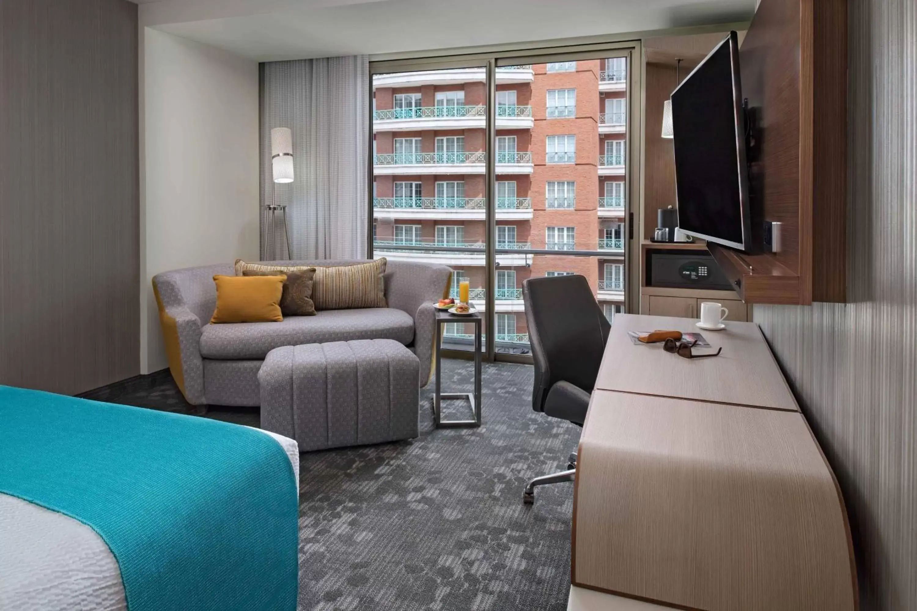 Photo of the whole room, Seating Area in Courtyard by Marriott Guatemala City