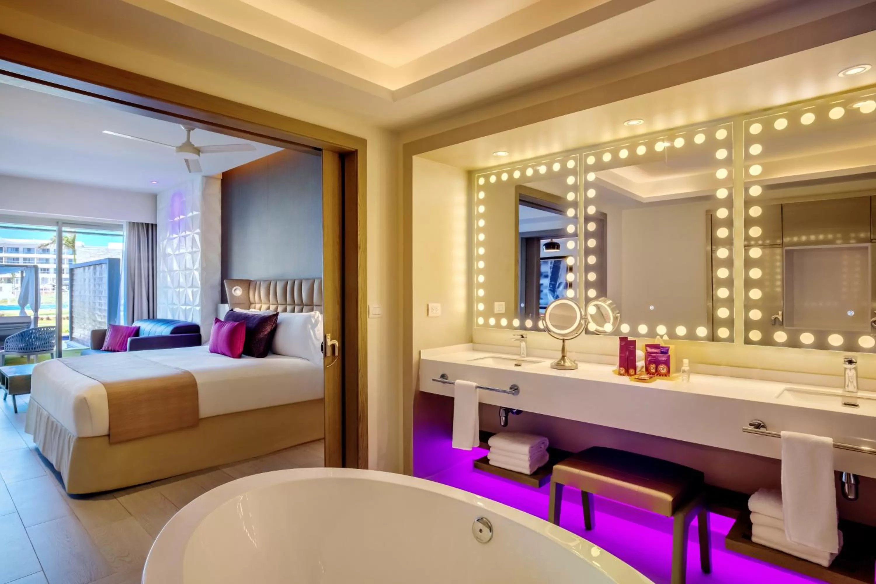 Bathroom, Bed in Planet Hollywood Cancun by Royalton, An Autograph Collection All-Inclusive Resort