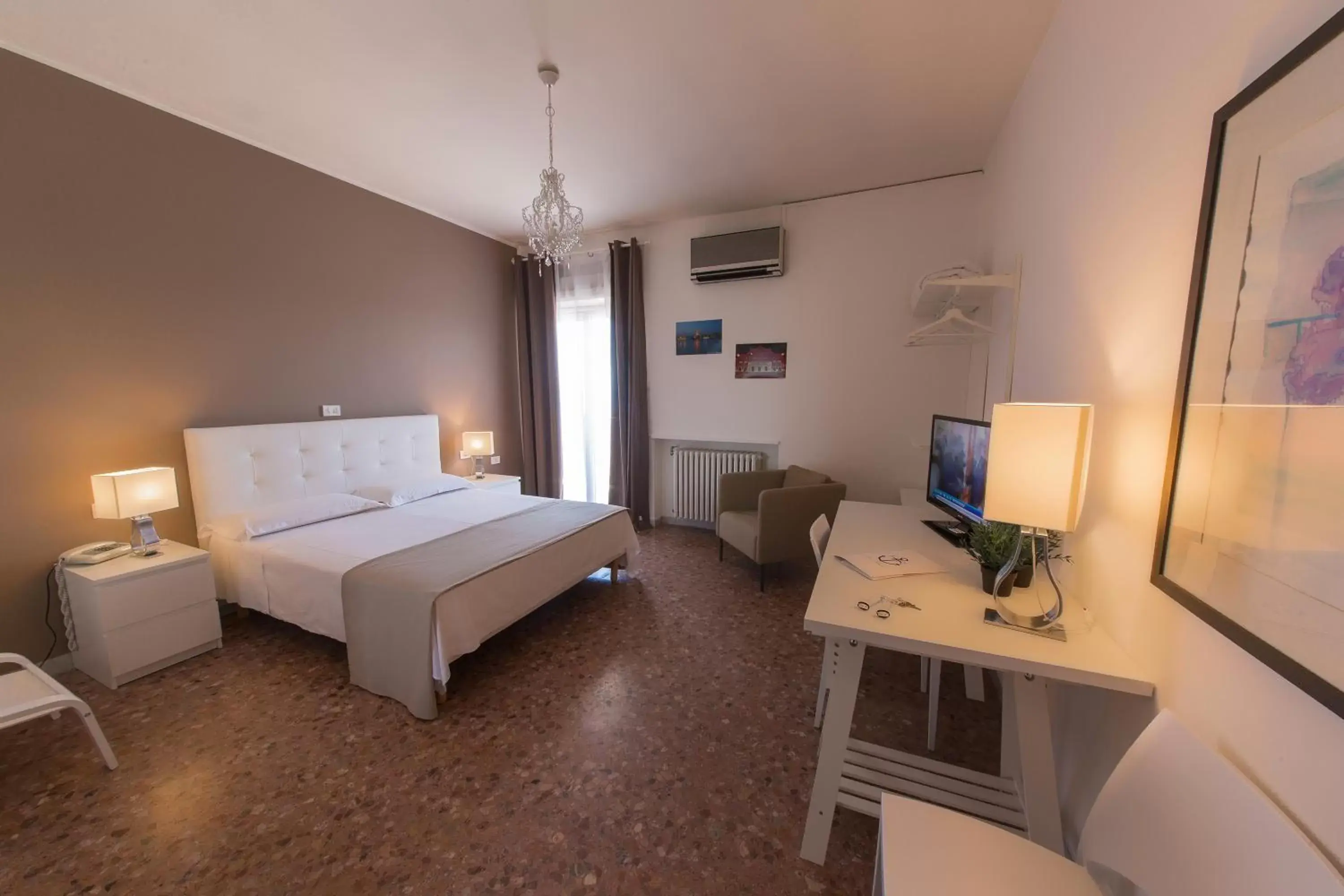 Shower, TV/Entertainment Center in Hotel Riviera