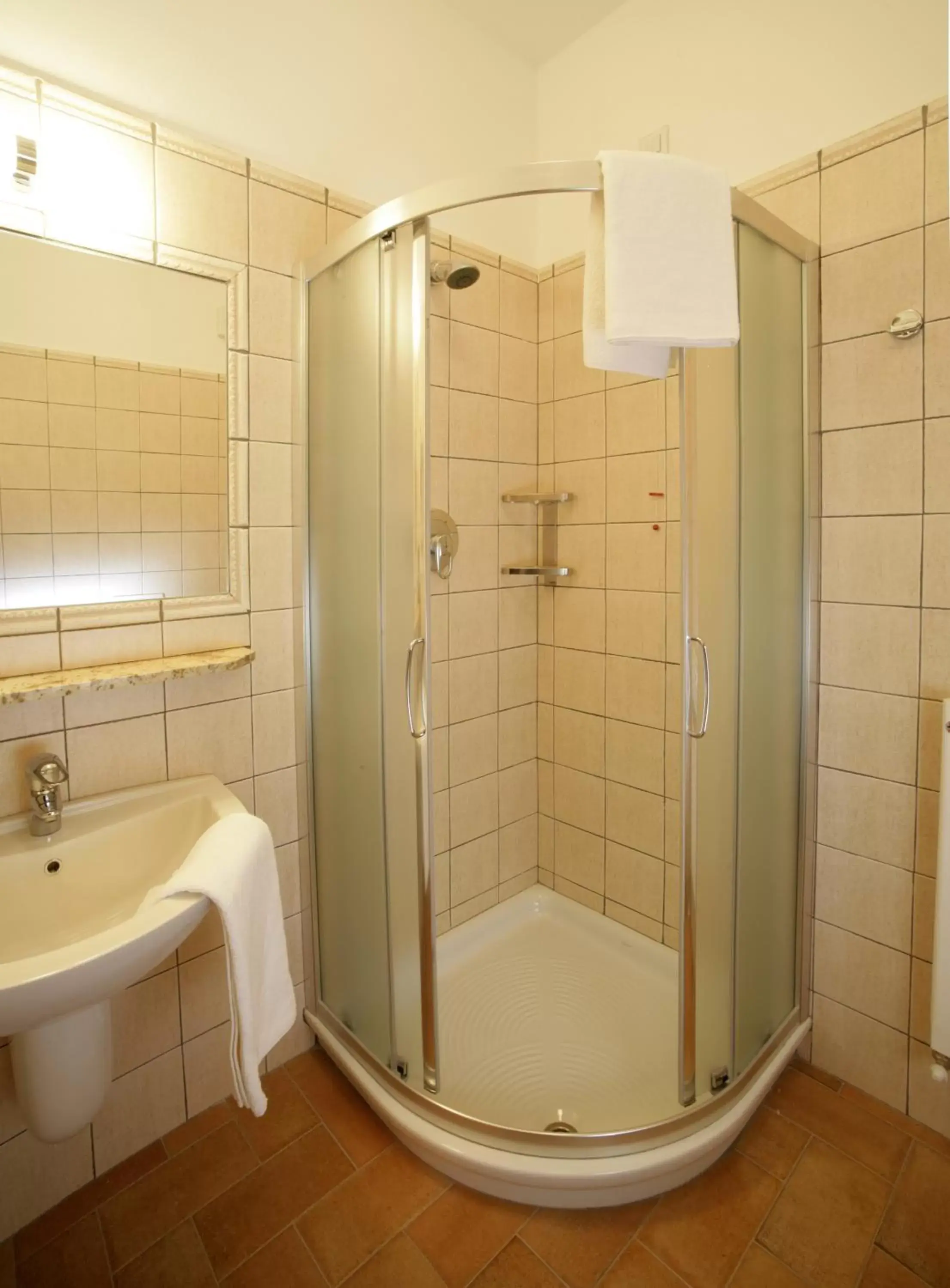 Shower, Bathroom in Hotel Galileo