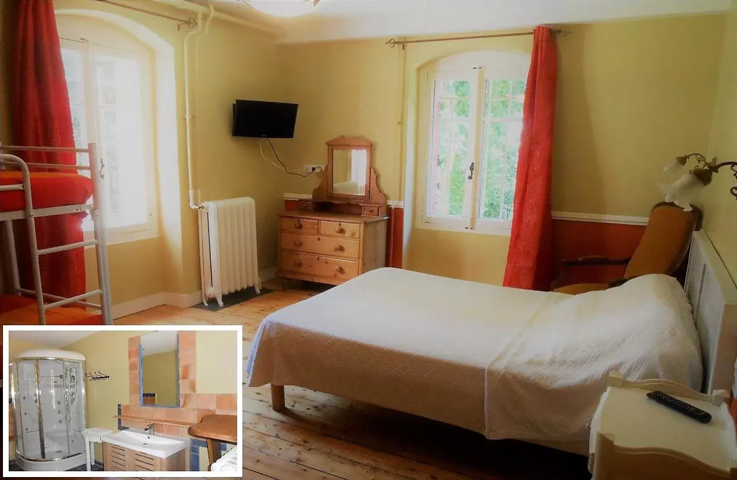 Photo of the whole room, Bed in La Garenne de Morestel