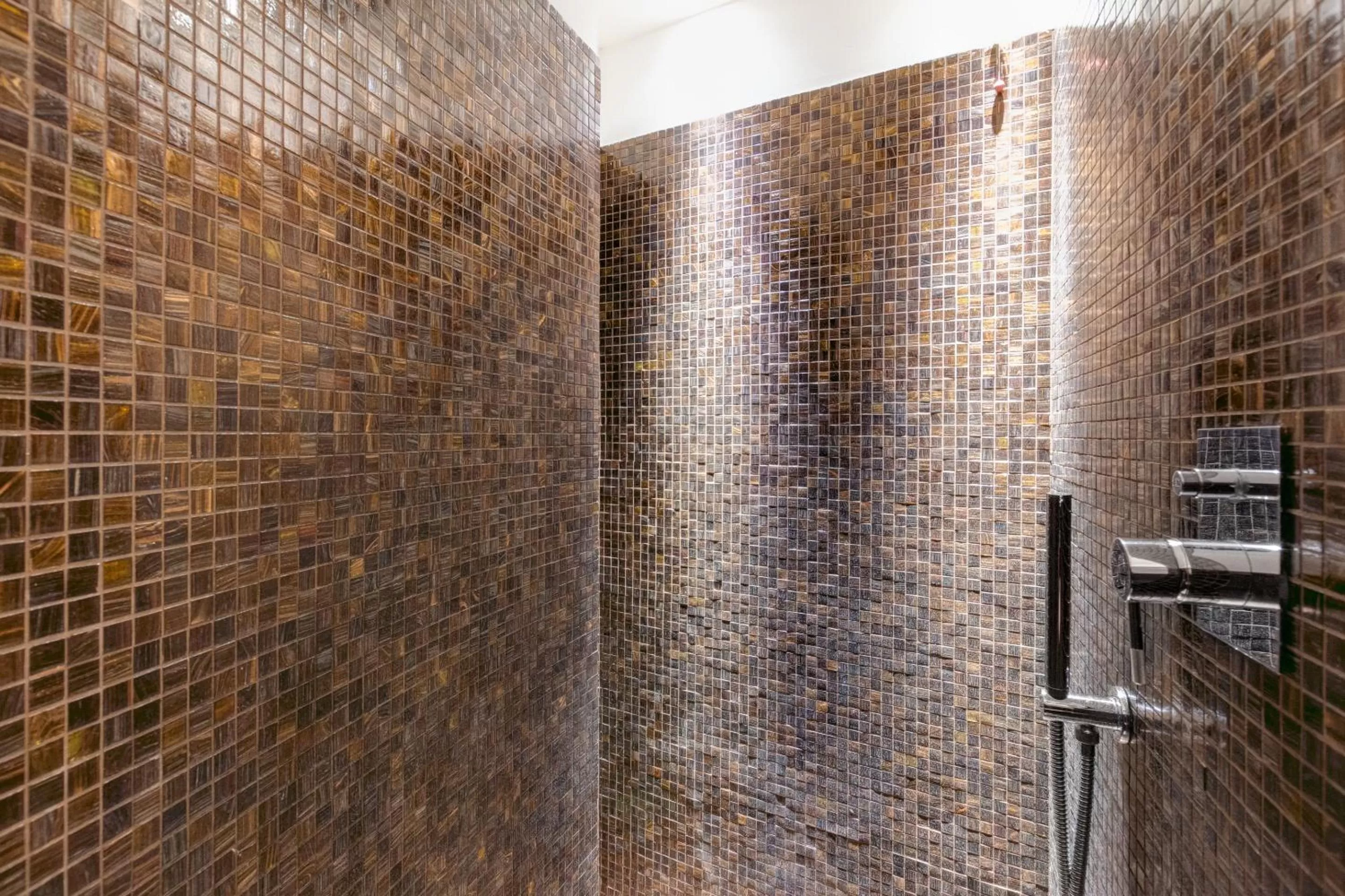 Shower in Il Convento Dei Fiori Di Seta