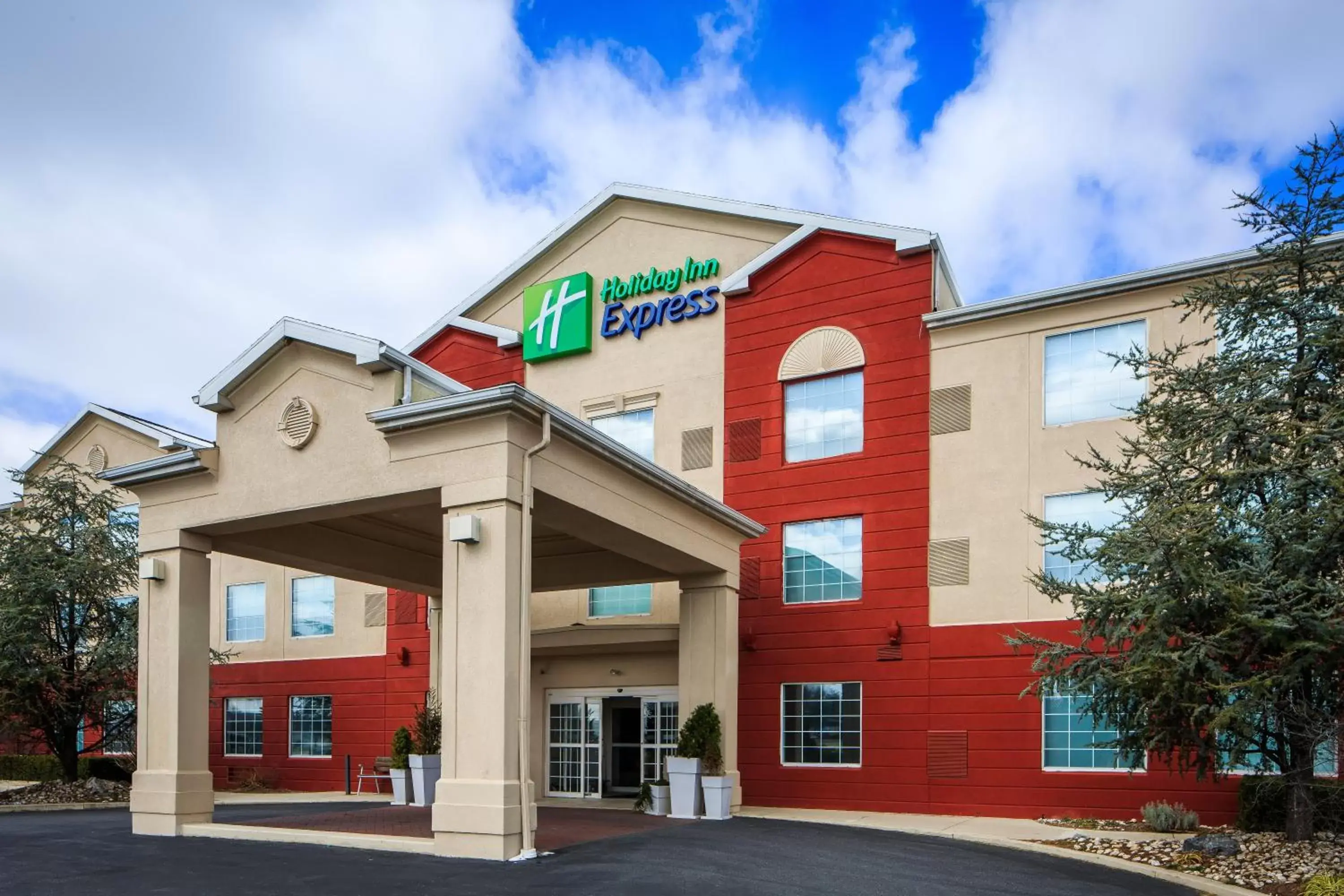 Property Building in Holiday Inn Express Hotel & Suites Reading, an IHG Hotel