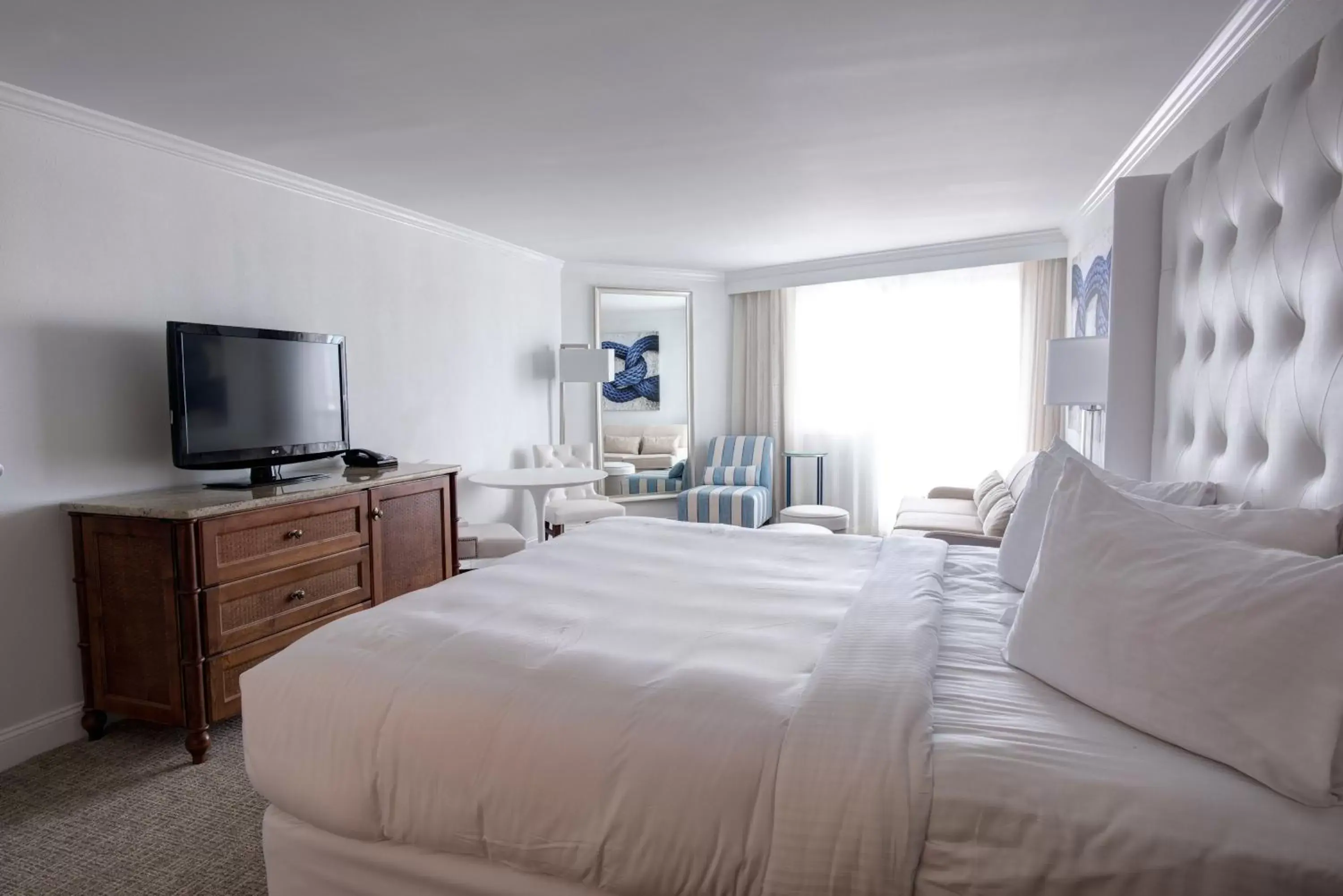 Bed, TV/Entertainment Center in ICONA Avalon