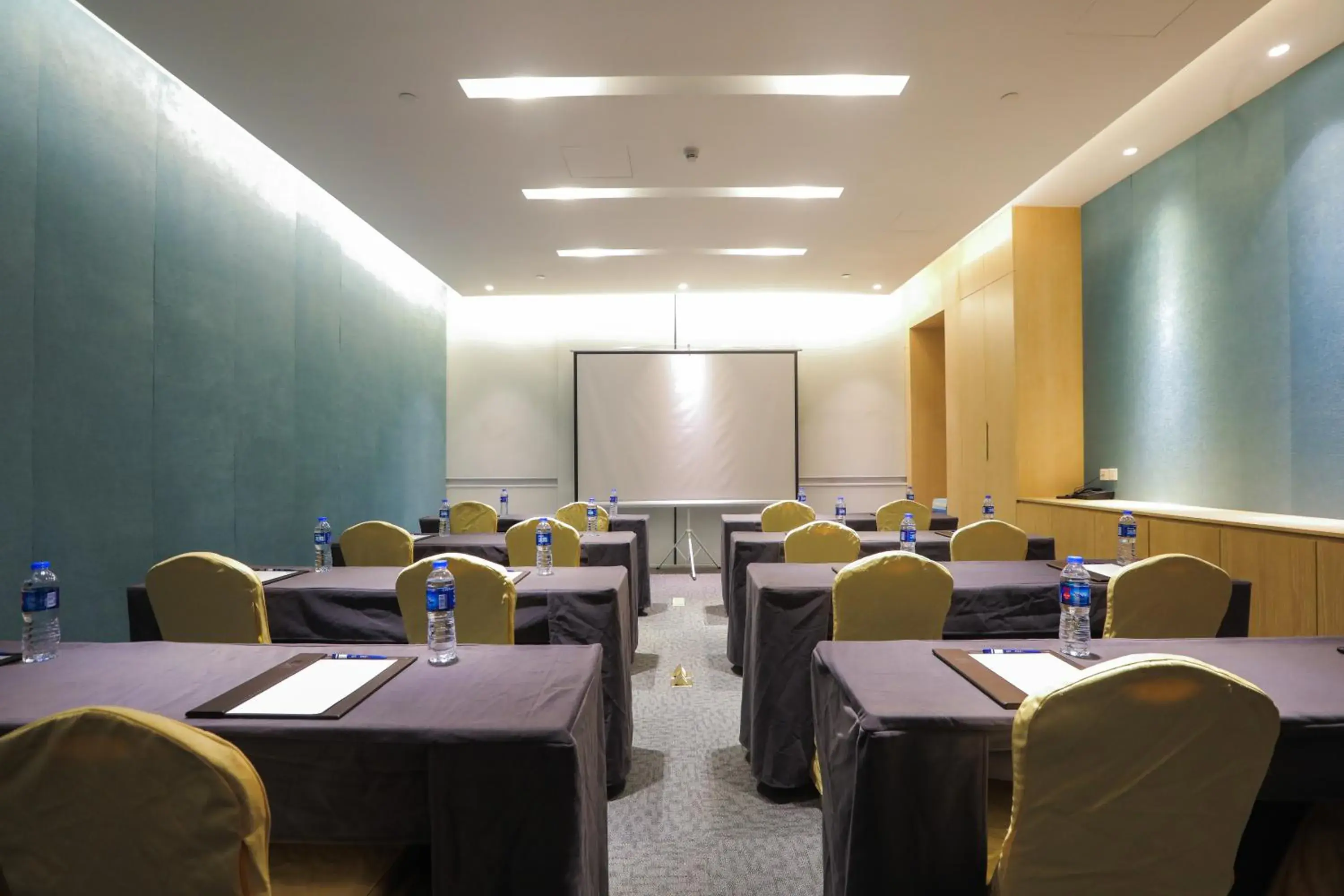 Meeting/conference room in Holiday Inn Express Shanghai Songjiang Fangta, an IHG Hotel