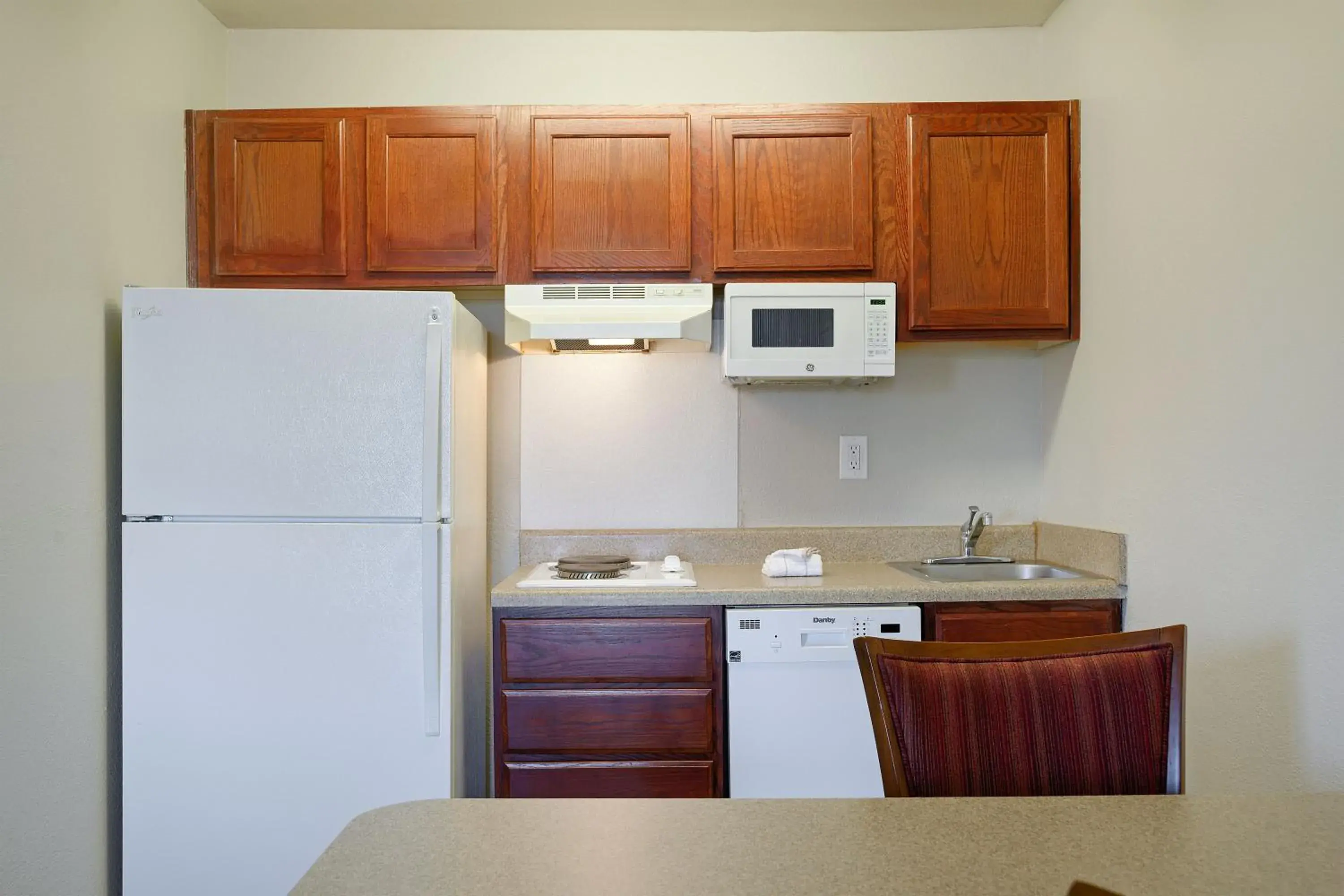Kitchen or kitchenette, Kitchen/Kitchenette in Extended Stay America Suites - Kansas City - Lenexa - 87th St