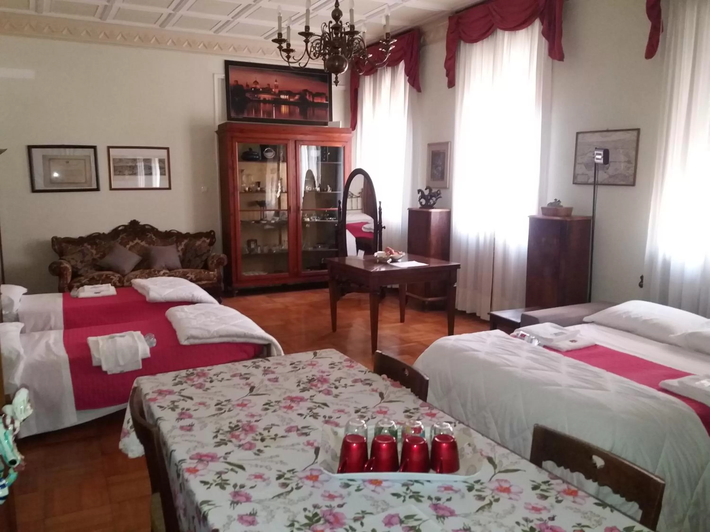 Photo of the whole room, Bed in Da Selly