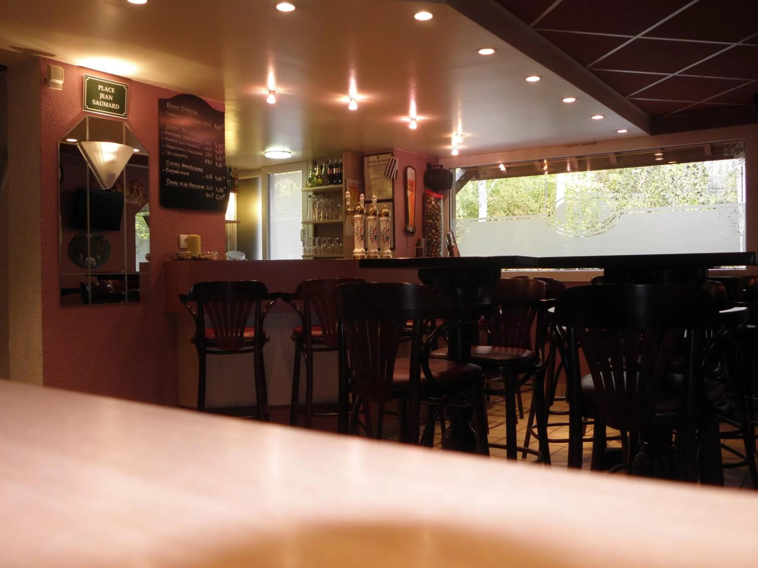 Lounge or bar in Logis Bagatelle - 51530 Dizy