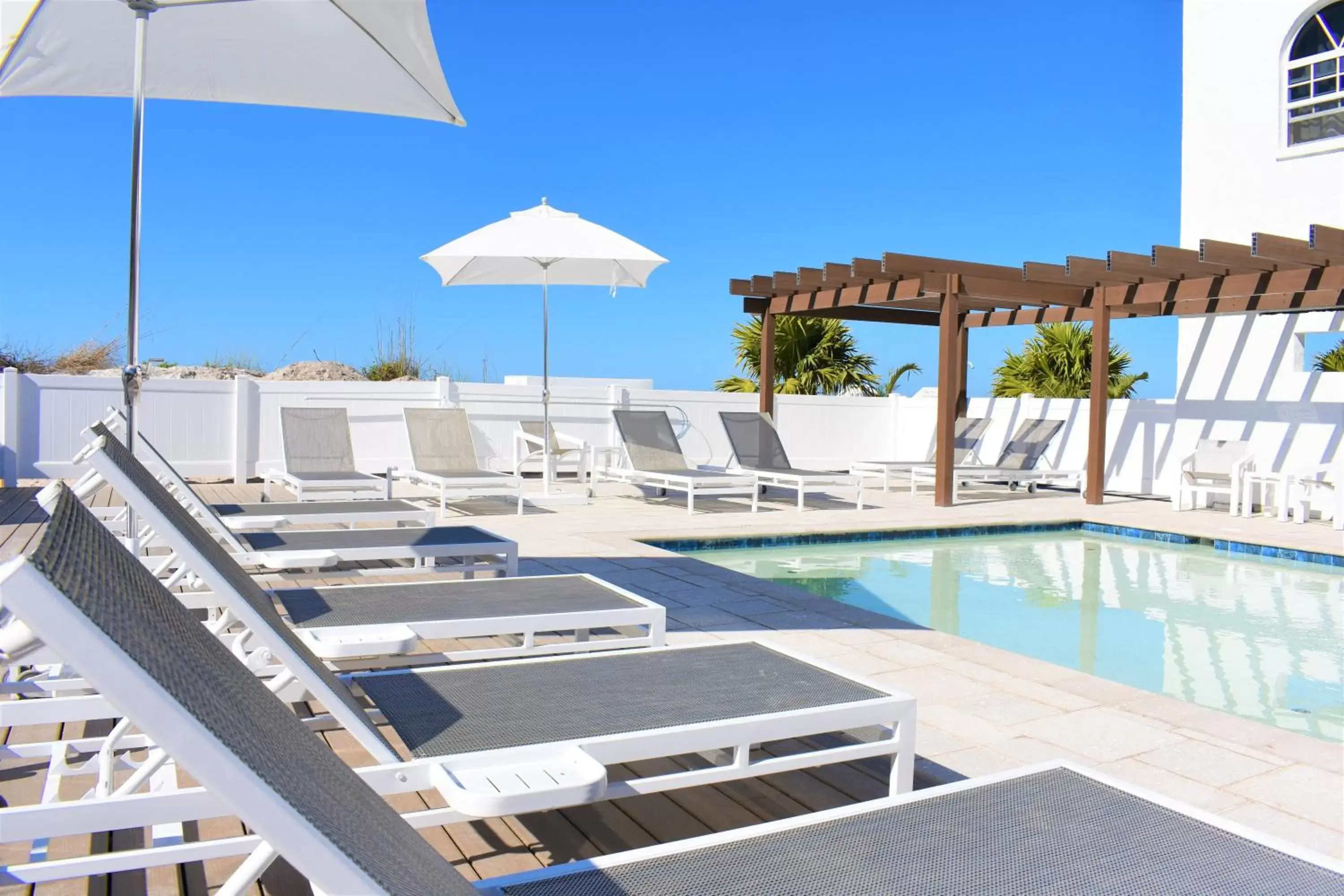 Swimming pool in Barefoot Beach Club Swimming pool in Barefoot Beach Club