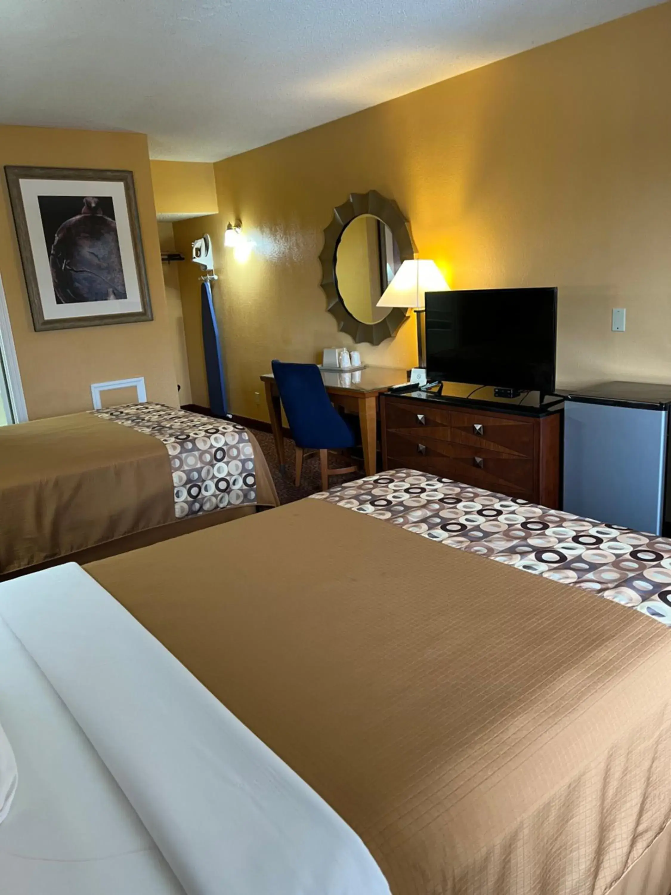 Photo of the whole room, Bed in Executive Inn Schenectady Downtown