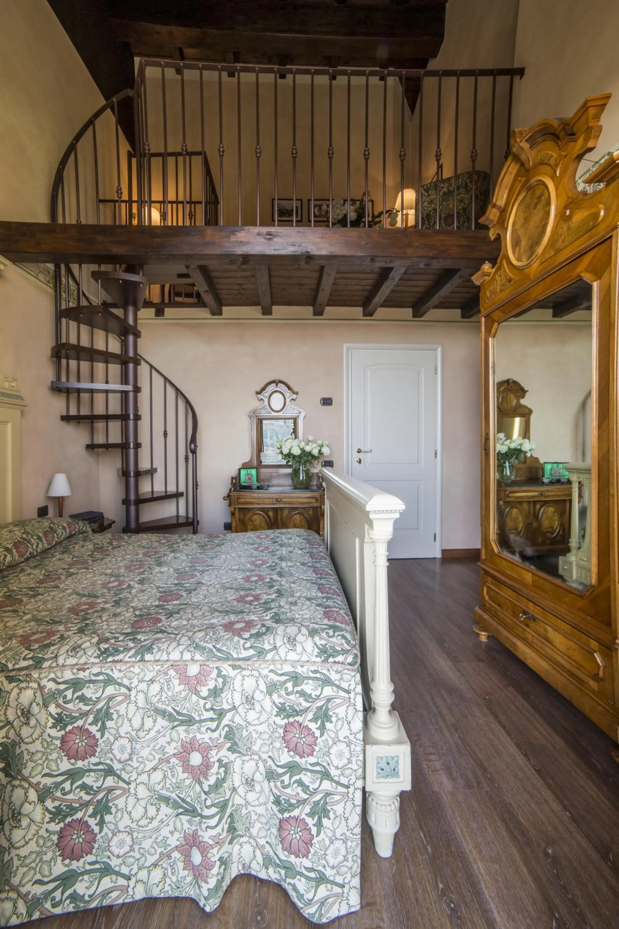 Photo of the whole room, Bed in Al Borducan Boutique Hotel