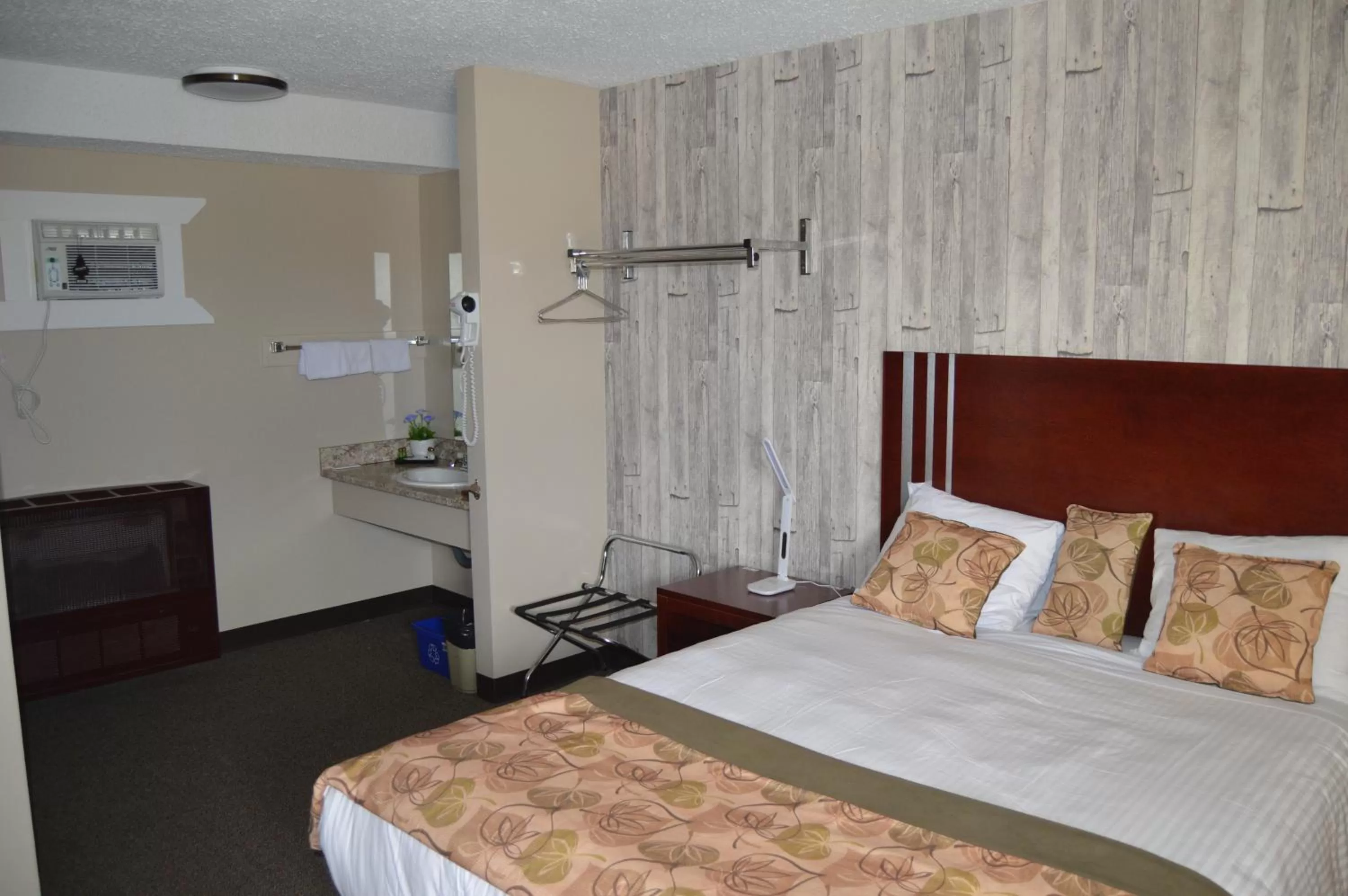 Bed in Wheel Inn Motel