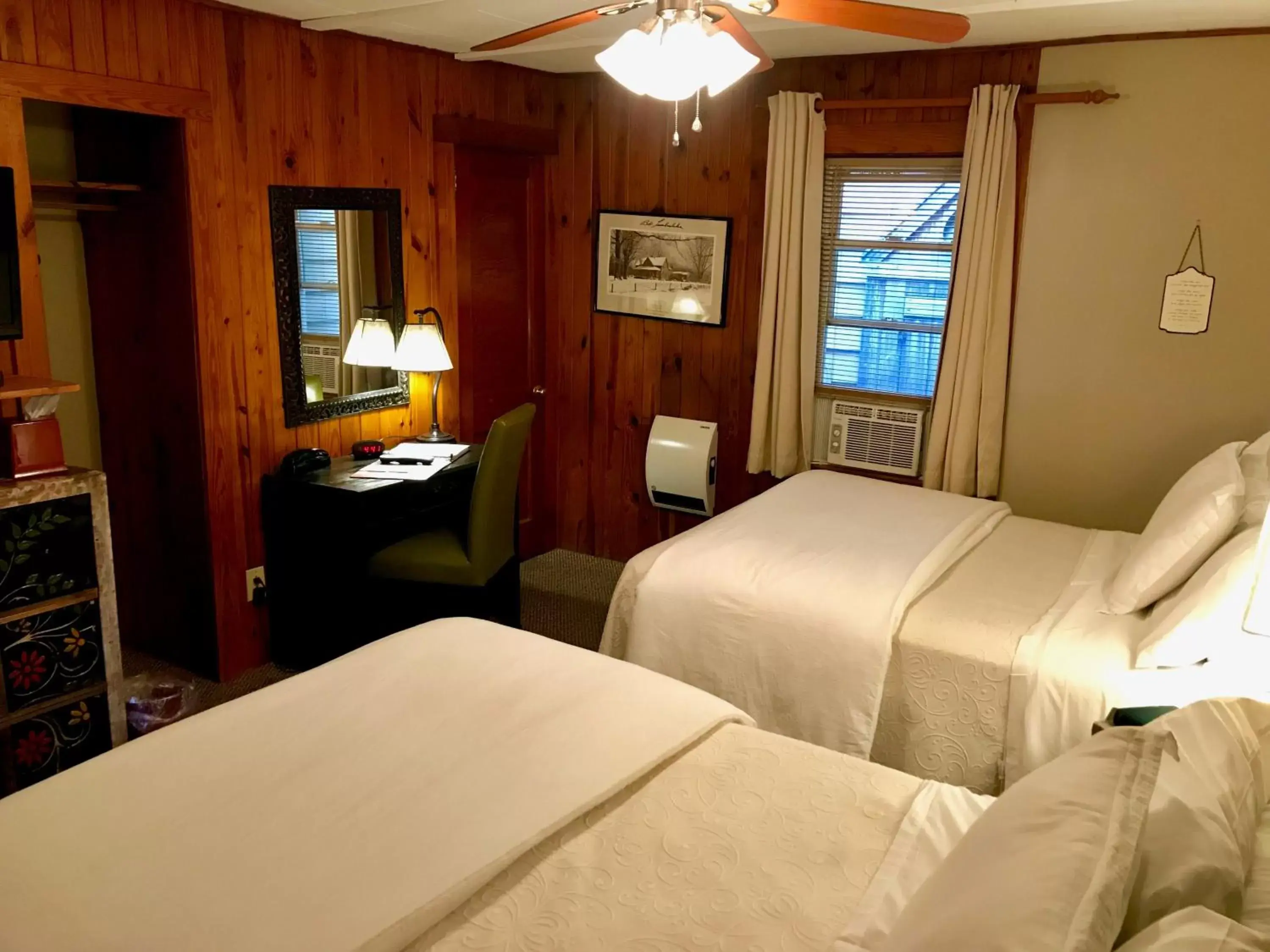 Bed in Mountainaire Inn and Log Cabins