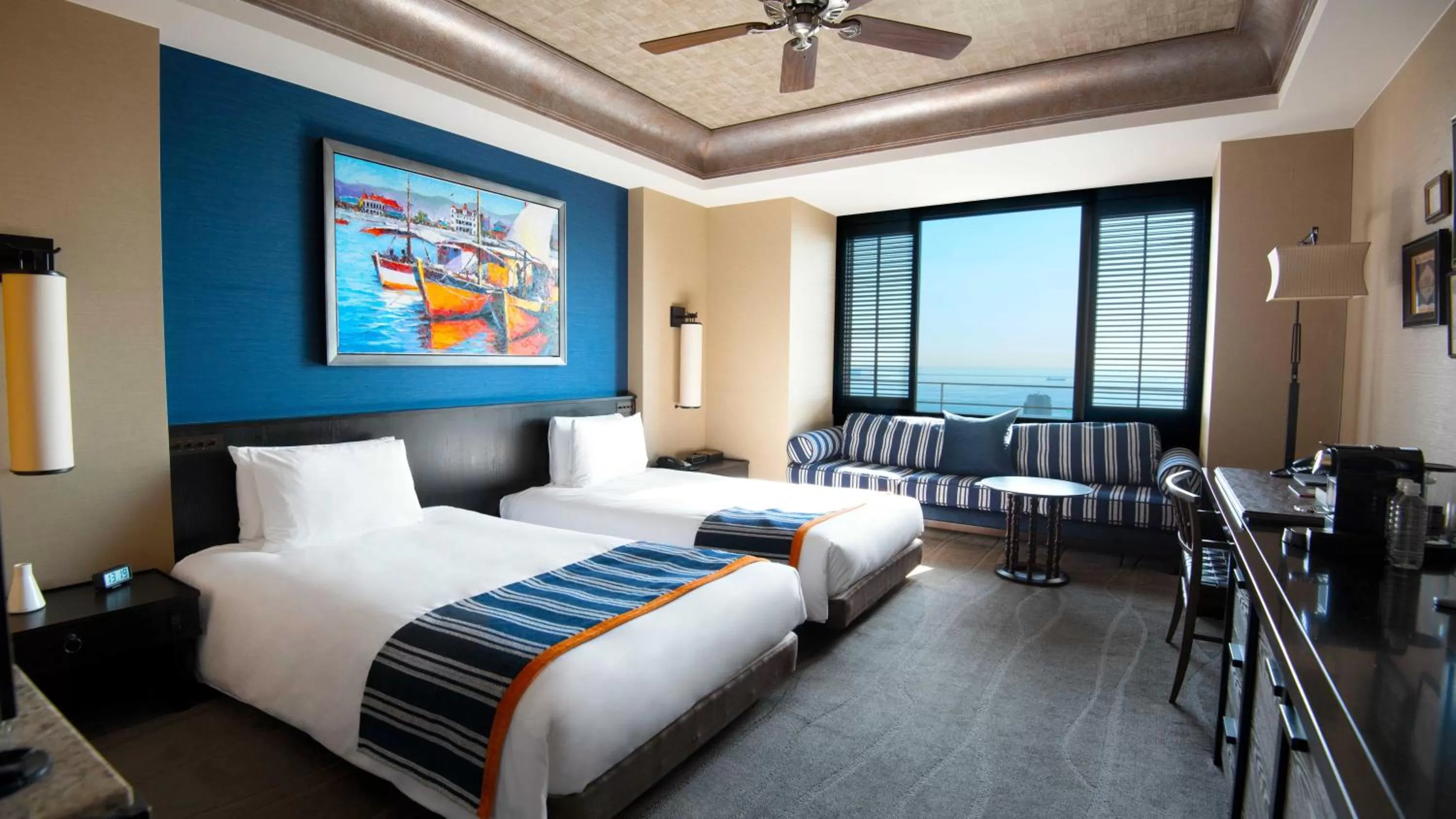 Club Twin Room - Harbor View on Higher Floor with Complimentary Mini-bar in Oriental Hotel