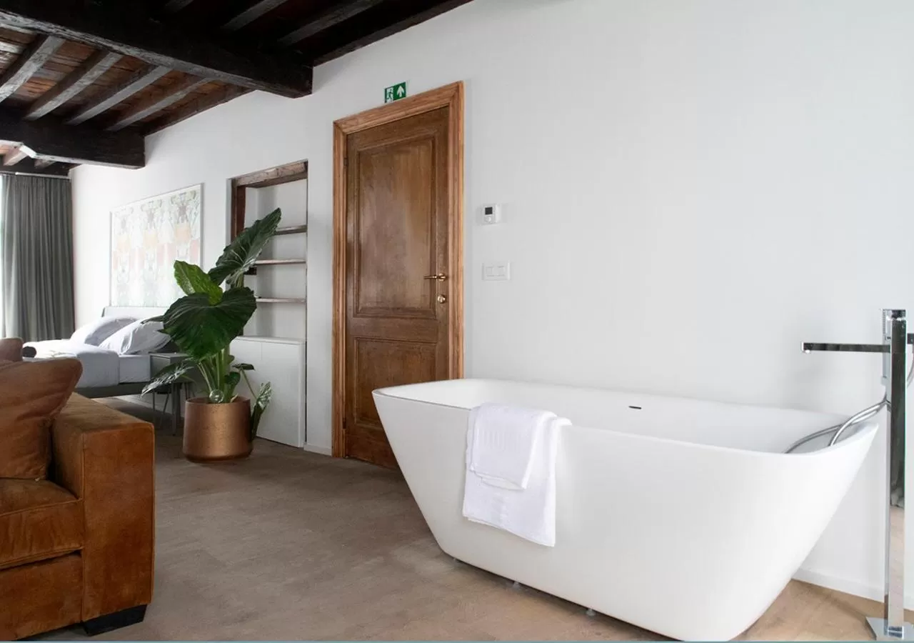 Photo of the whole room in The Greenhouse