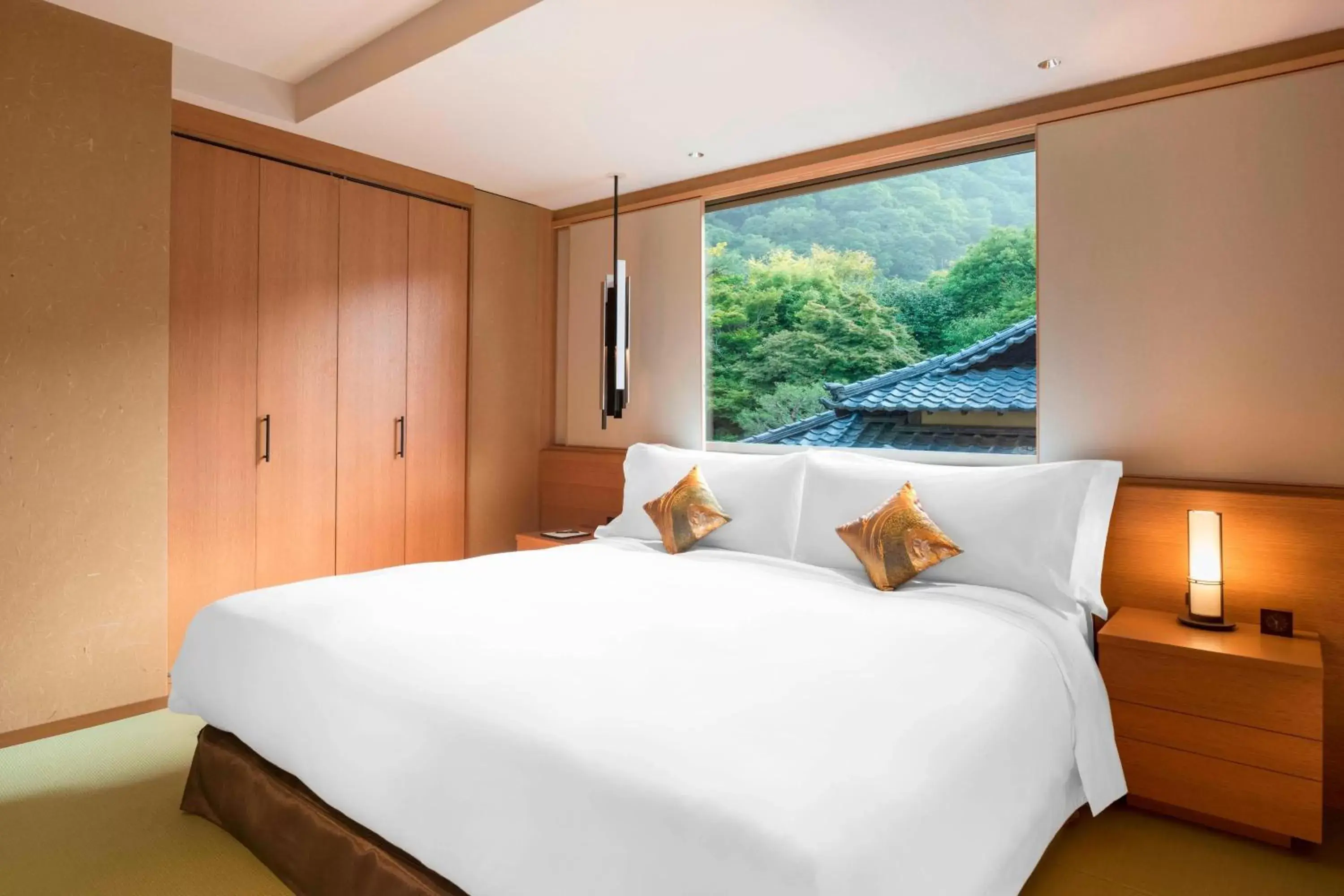 Bedroom, Bed in Suiran, a Luxury Collection Hotel, Kyoto