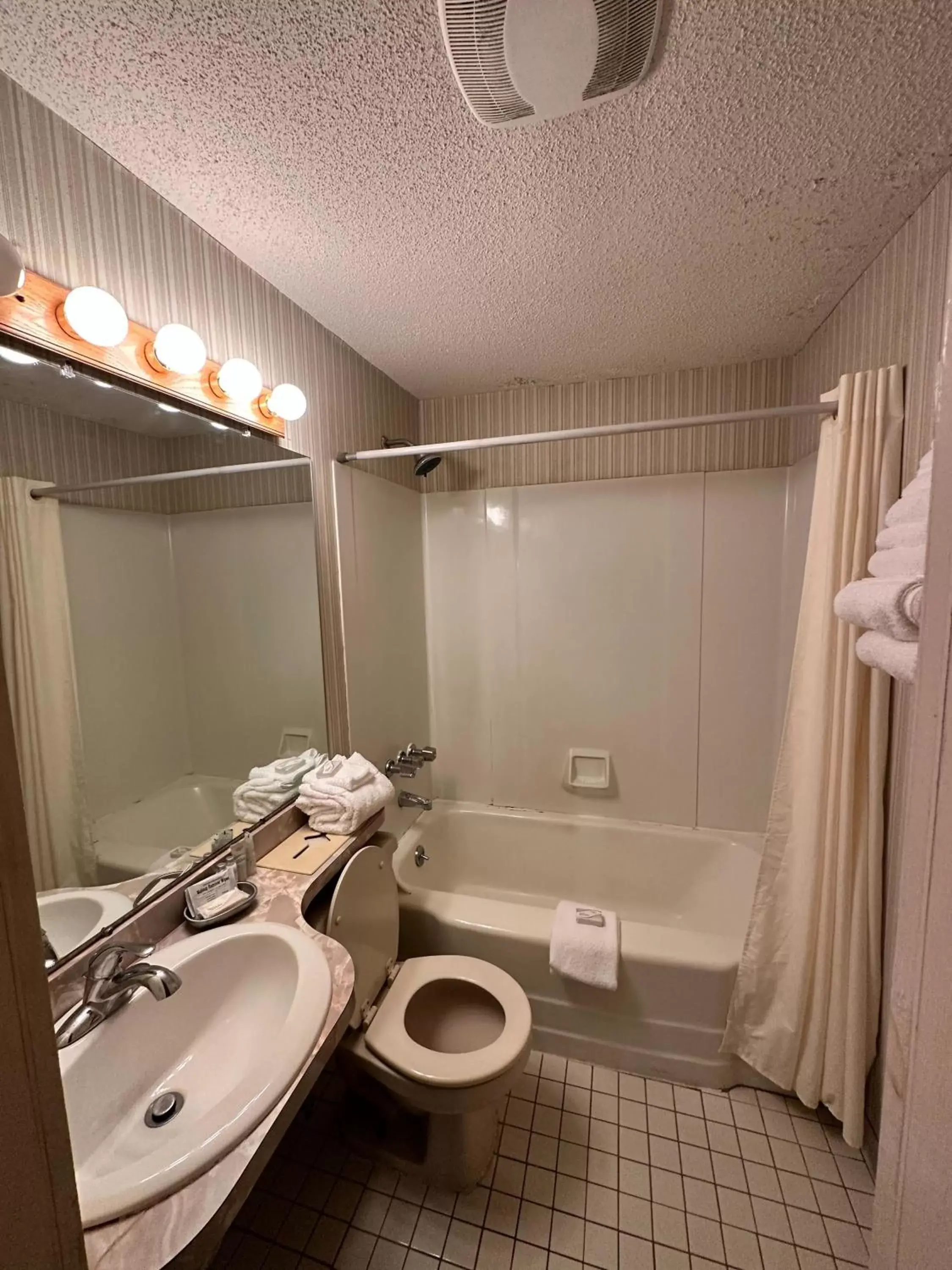 Bathroom in Maple Leaf Inn Lake Placid