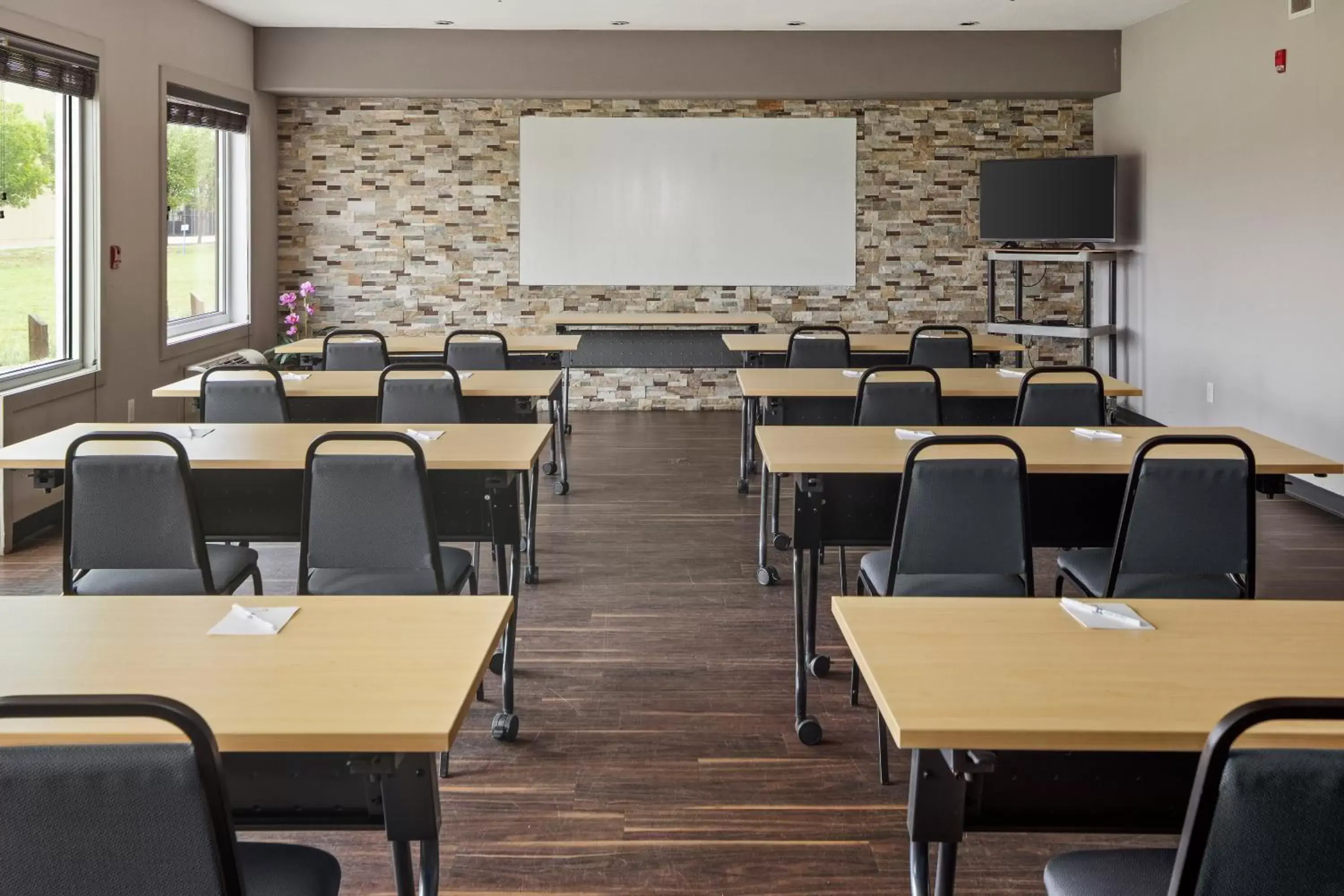 Meeting/conference room in Home Inn & Suites Regina Airport