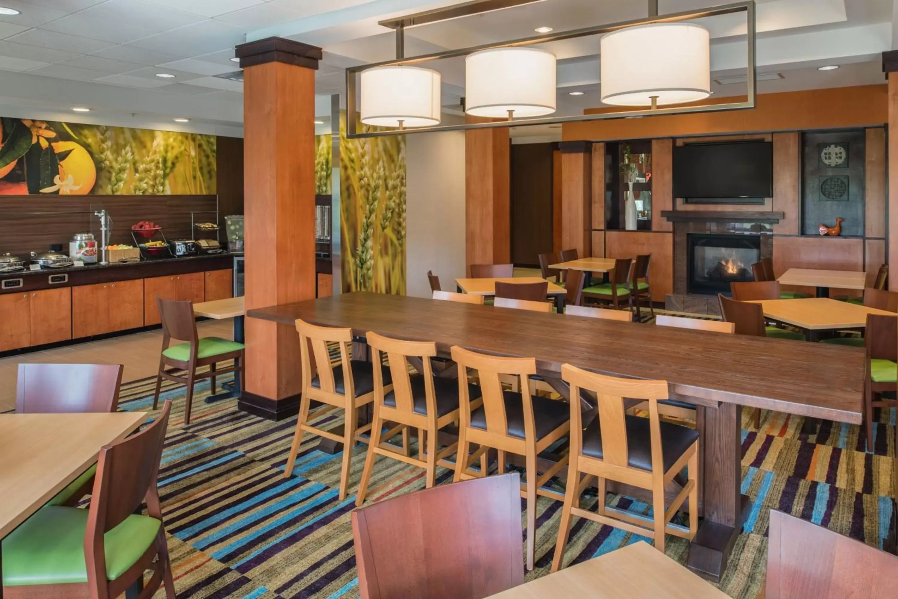 Breakfast, Lounge/Bar in Fairfield Inn & Suites by Marriott Portland North