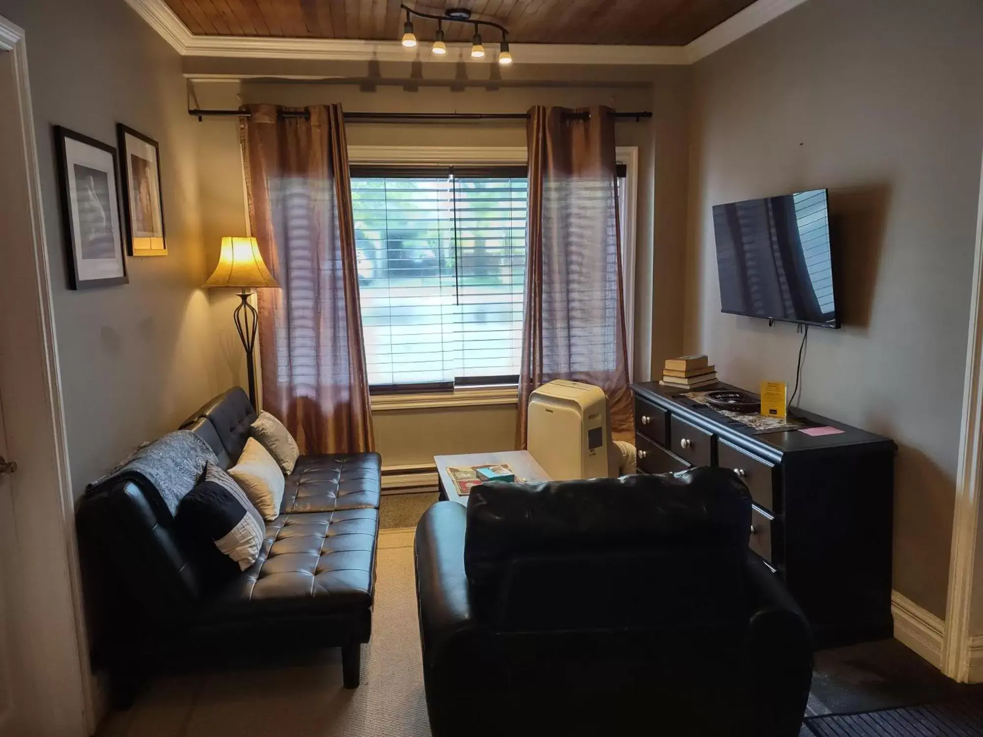 TV and multimedia, Seating Area in The King George Inn