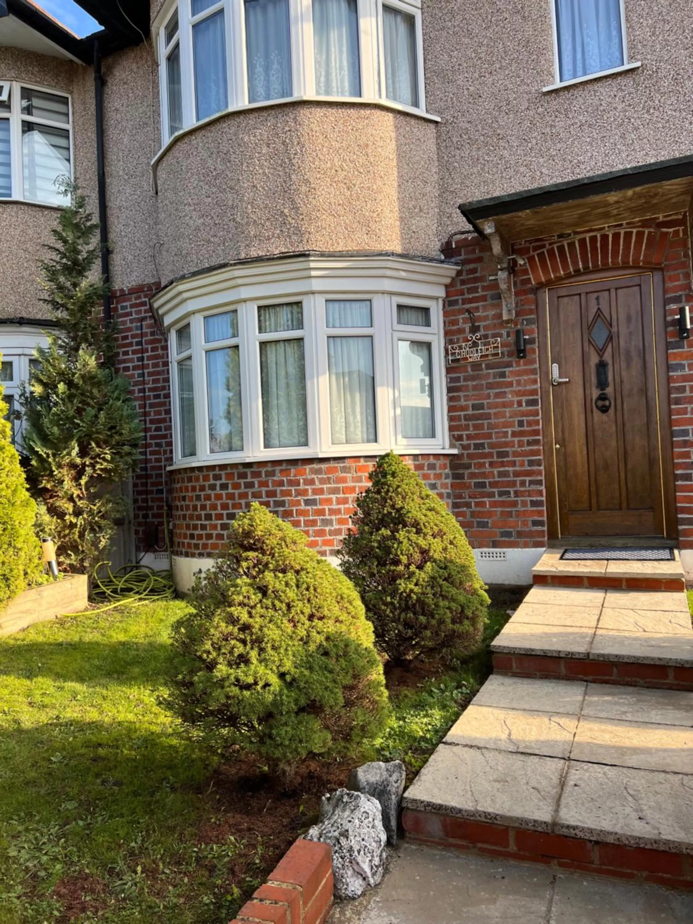 TJ Homes - Luxury Studio Suite with Garden View - Next to tube station London