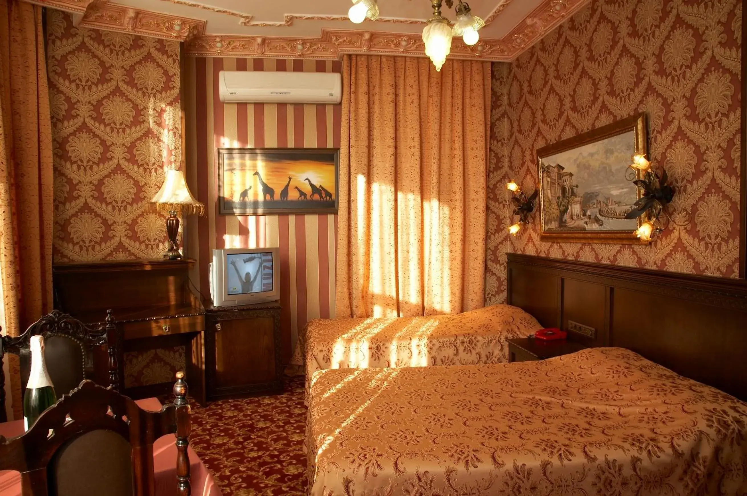 Photo of the whole room, Bed in Grand Hotel de Londres - Special Category