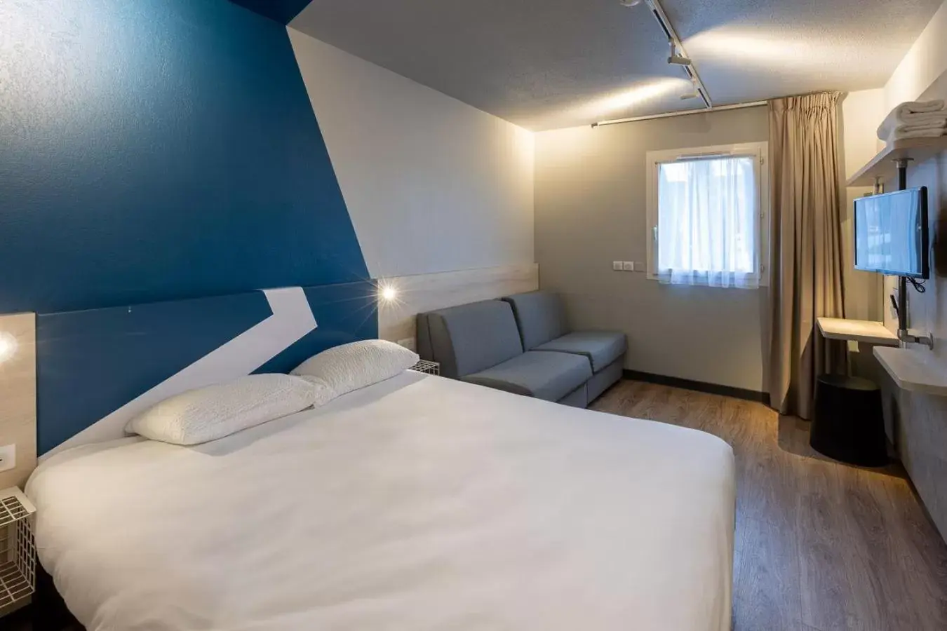 Bedroom, Bed in ibis Budget Millau Viaduc