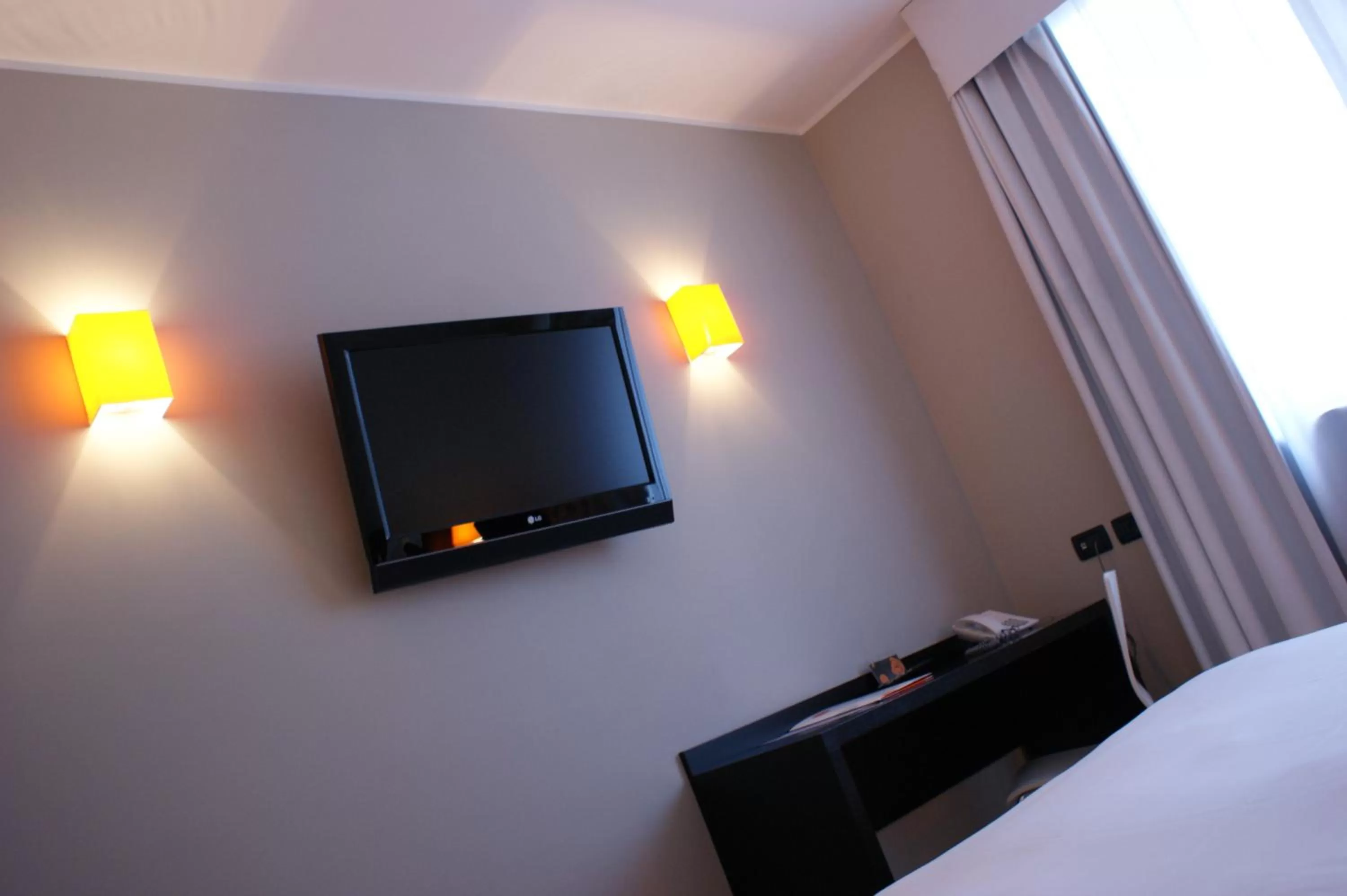 TV and multimedia, Bed in Hotel Aniene