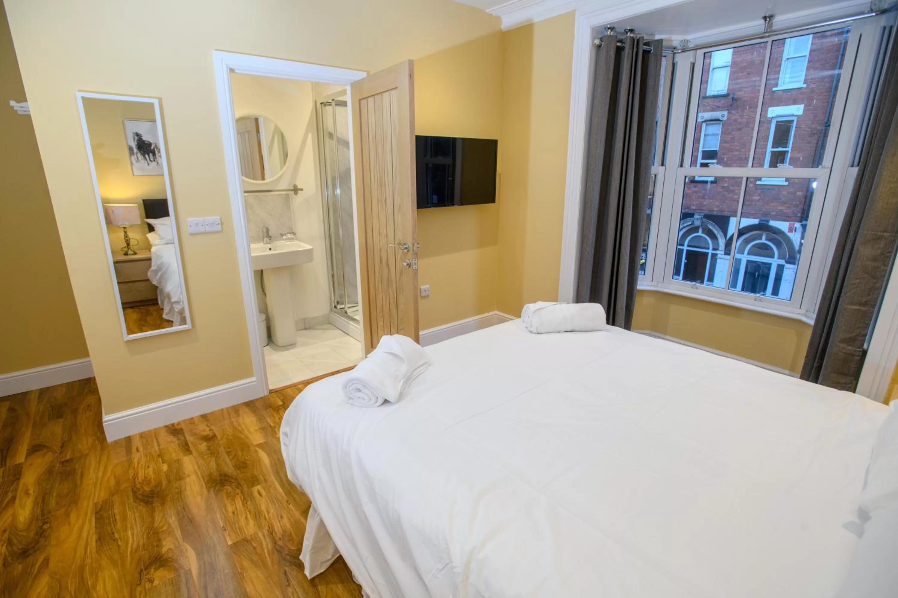 Bathroom, Bed in Tavmar Accommodation