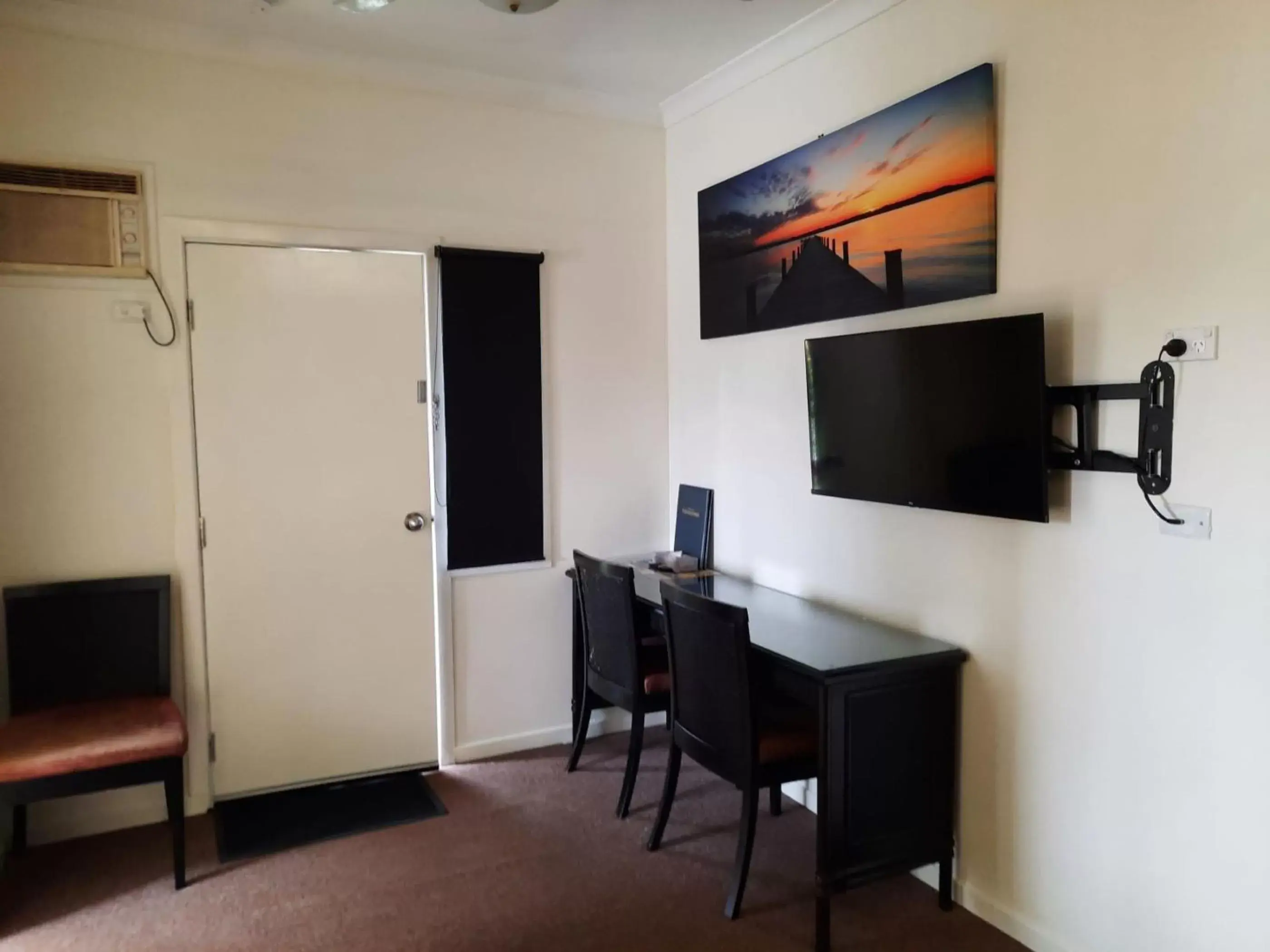 Seating area, TV/Entertainment Center in Flying Spur Motel