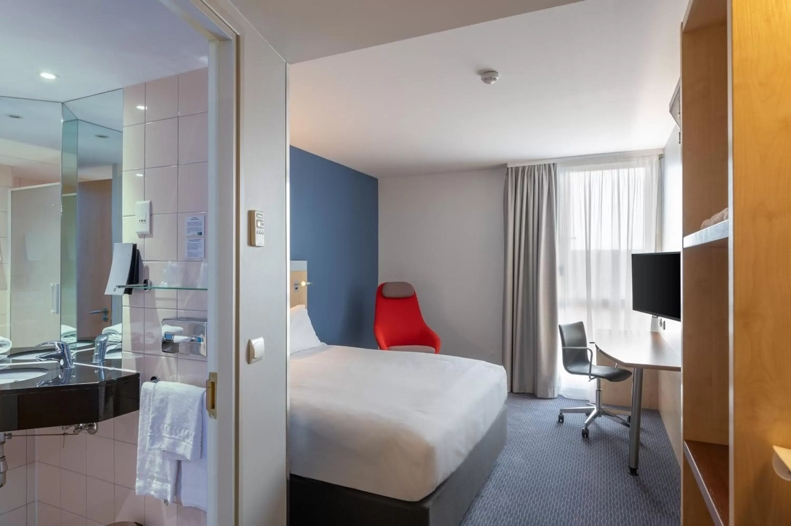 Photo of the whole room, Bed in Holiday Inn Express Saint-Nazaire, an IHG Hotel