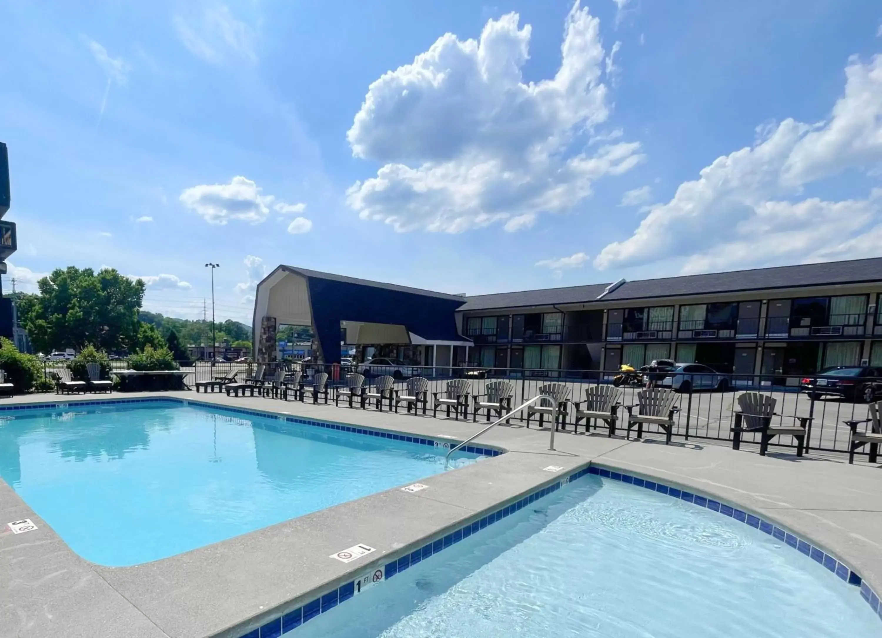 Property building, Swimming Pool in Travelodge by Wyndham Pigeon Forge Dollywood Lane