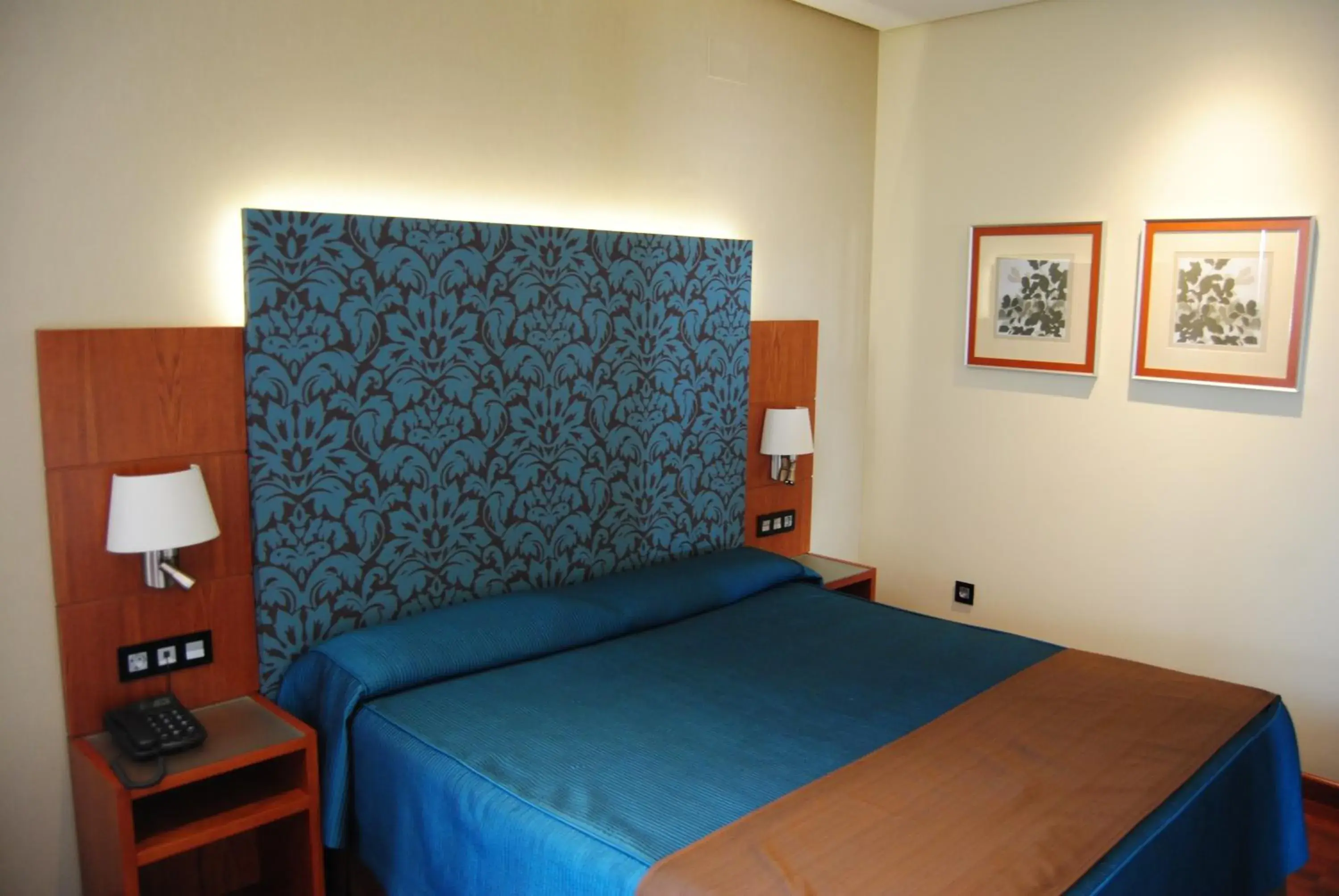 Photo of the whole room, Bed in Hotel Cervantes