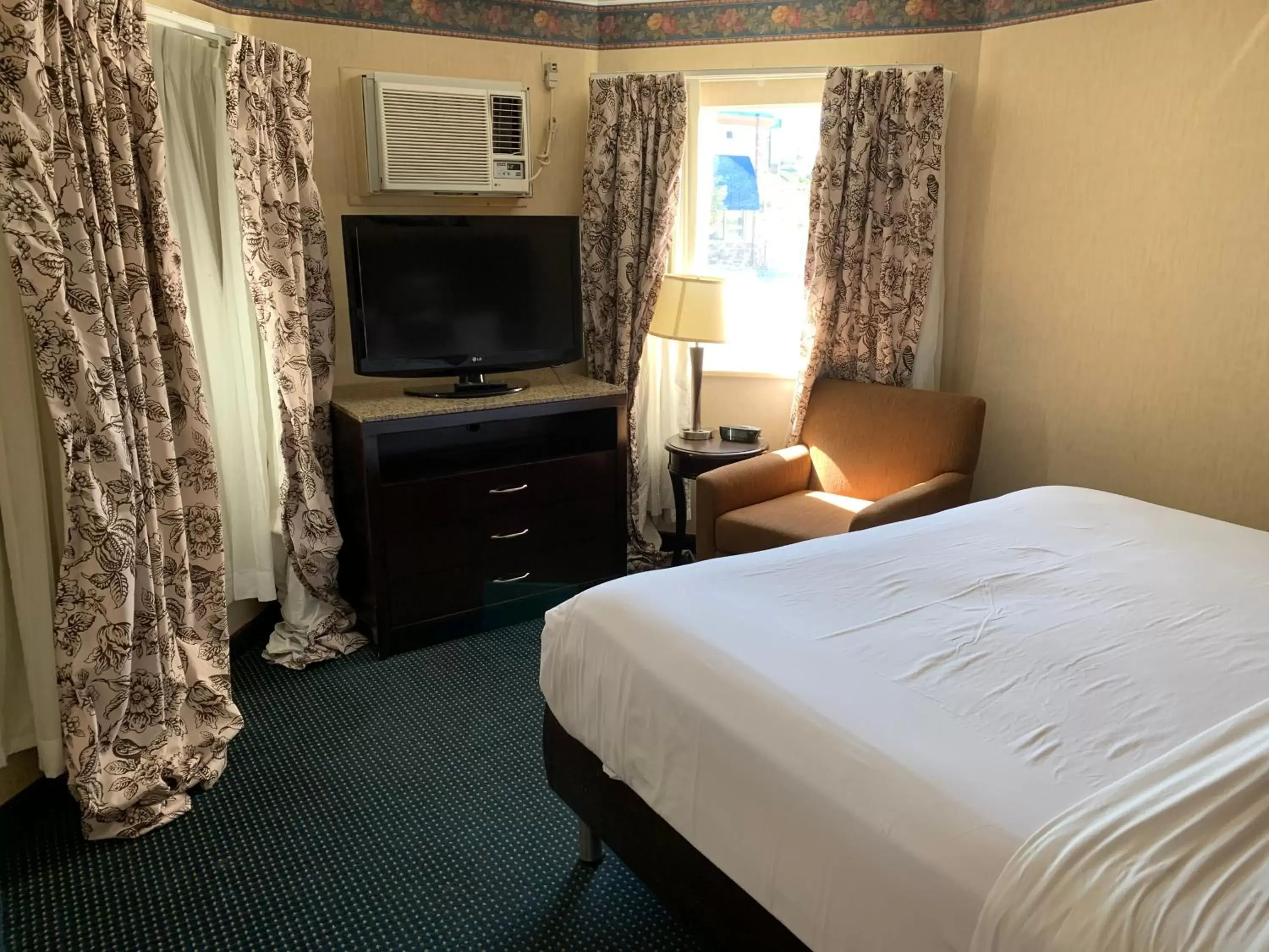 TV and multimedia, Bed in Travelodge by Wyndham Rapid City