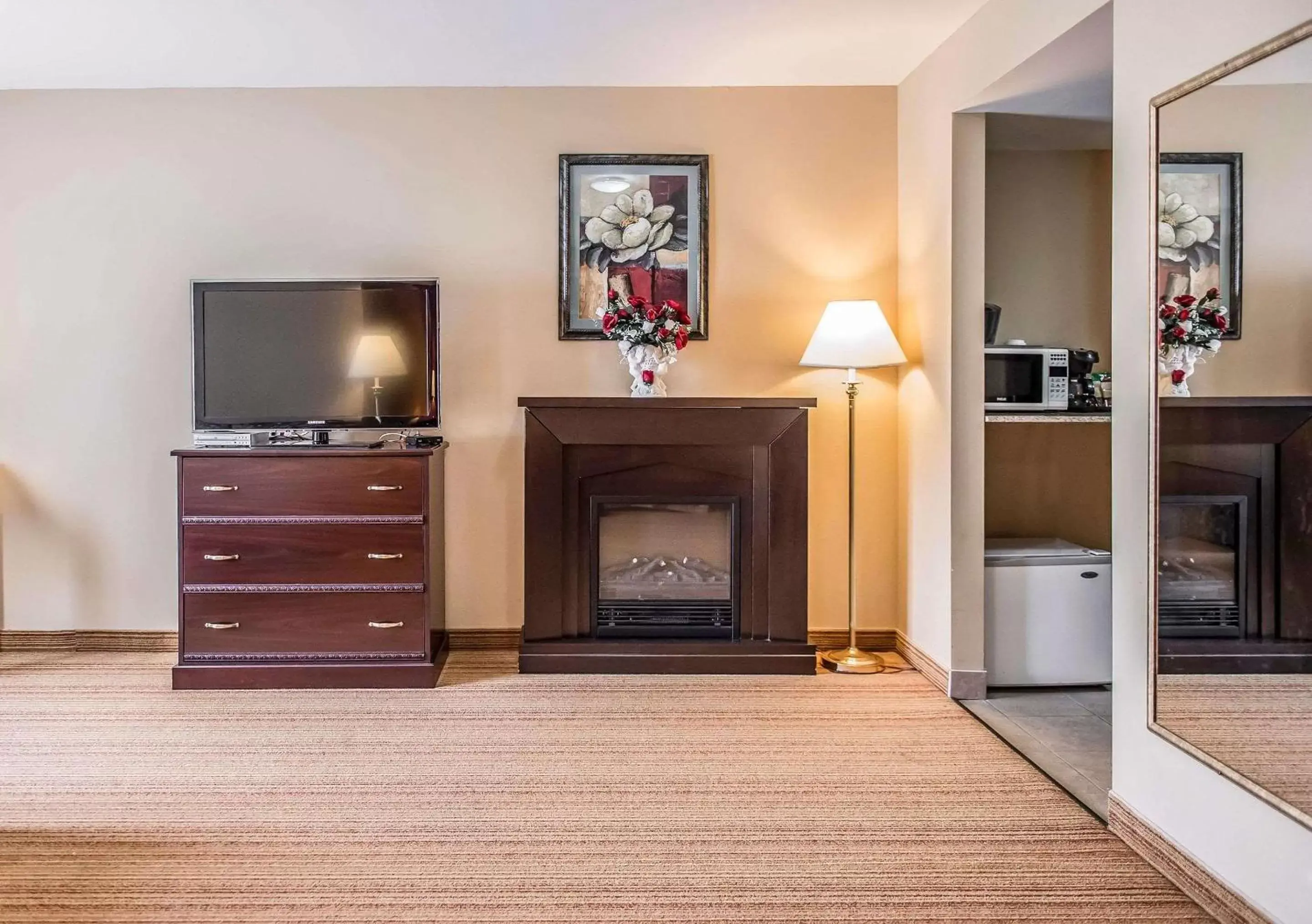 Photo of the whole room, TV/Entertainment Center in Quality Inn Orleans