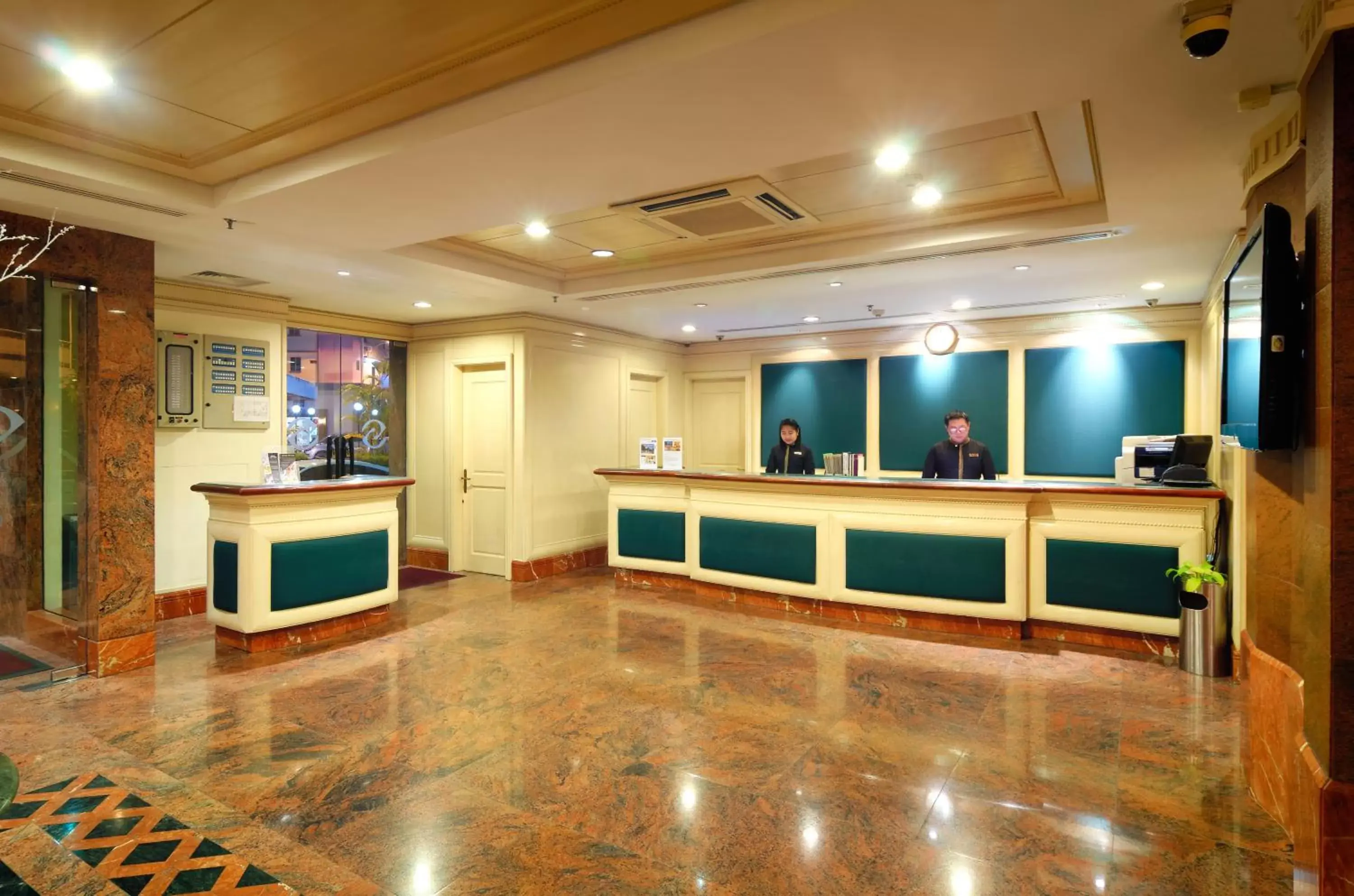 Staff, Lobby/Reception in Hotel Shangri-la Kota Kinabalu