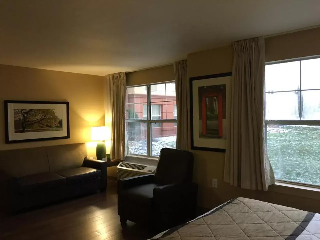 Bed, Seating Area in Extended Stay America Suites - Columbus - Tuttle