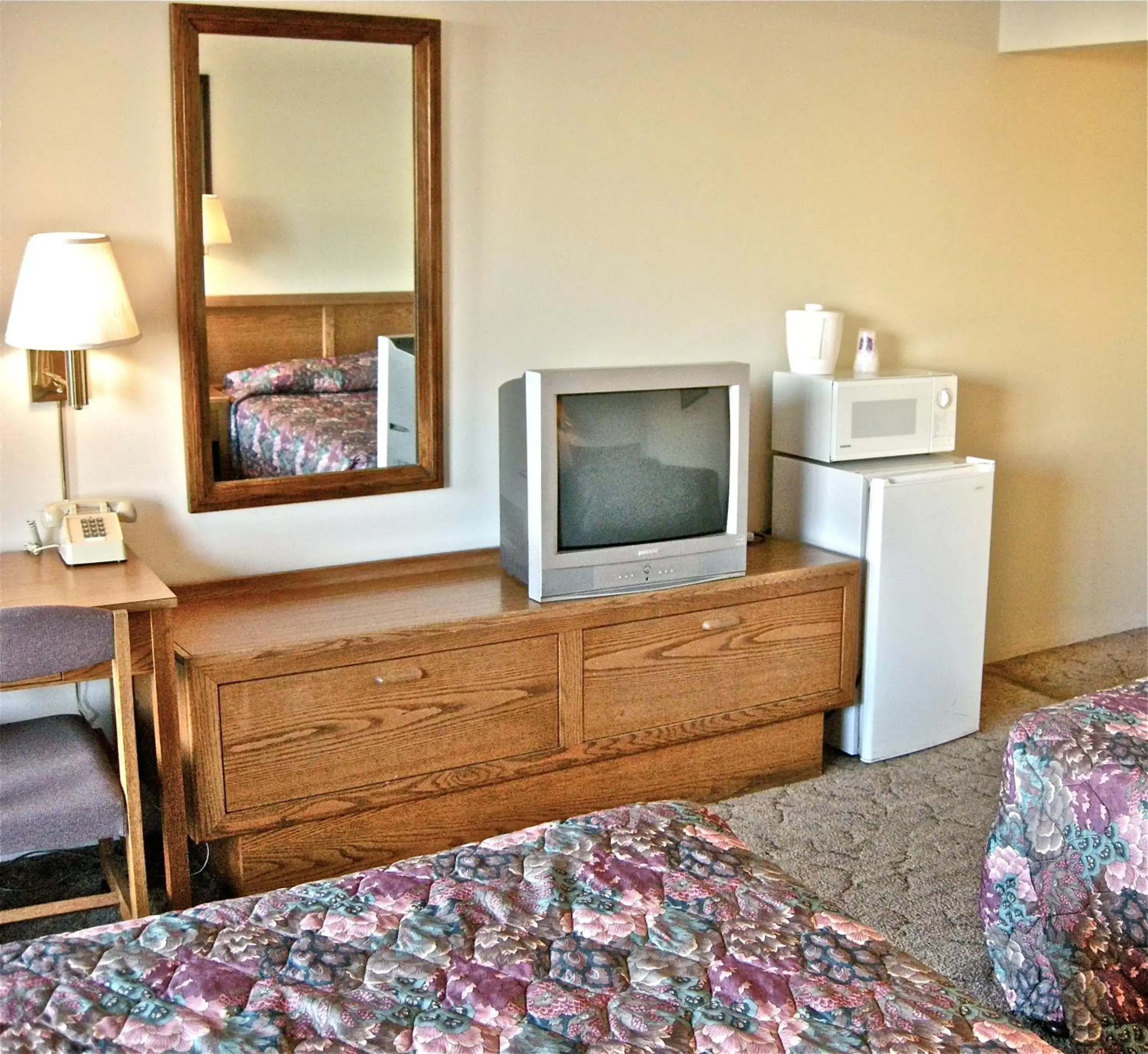 Photo of the whole room, TV/Entertainment Center in Knights Inn - Baker City