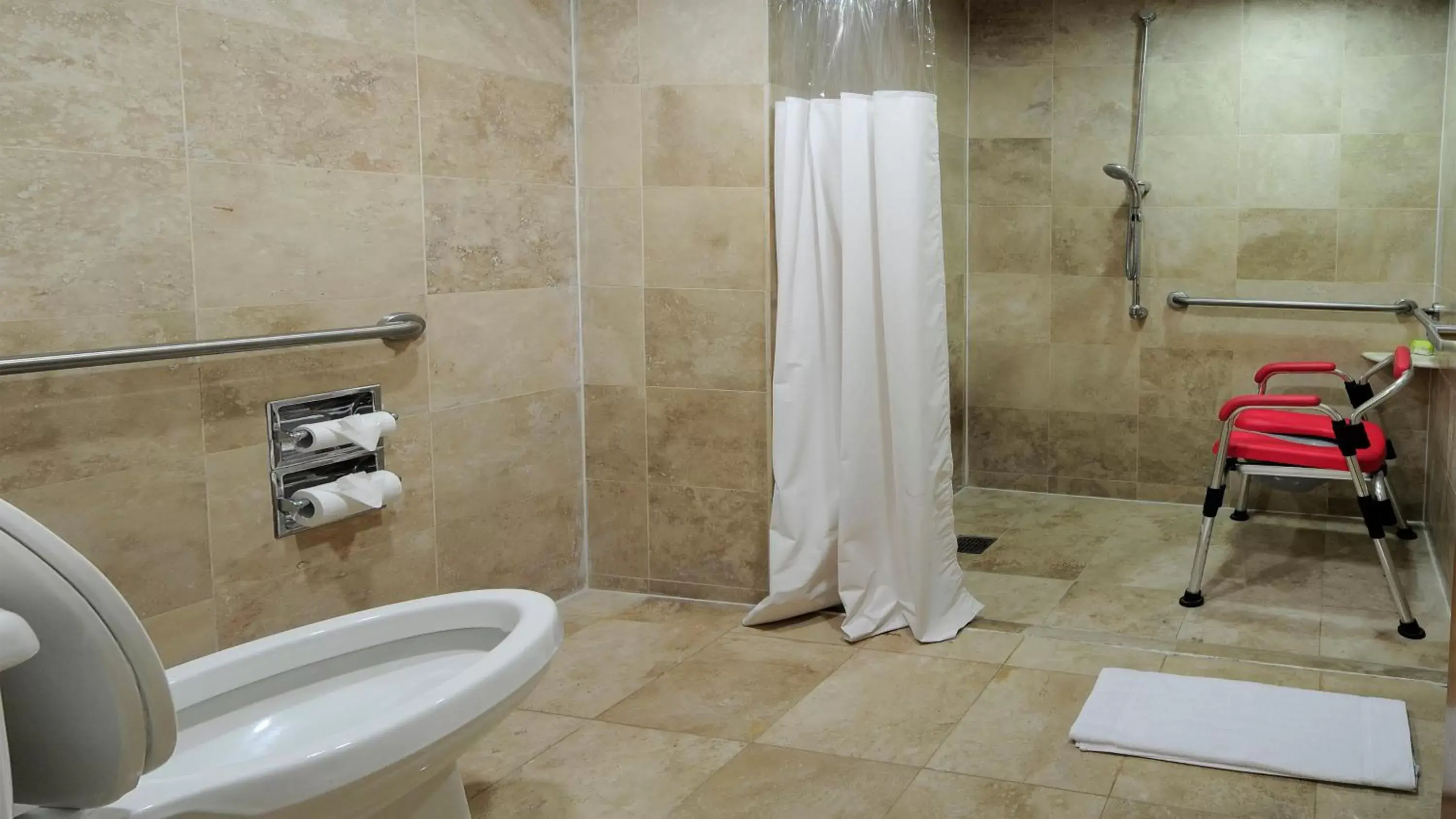 Photo of the whole room, Bathroom in Holiday Inn Uruapan, an IHG Hotel